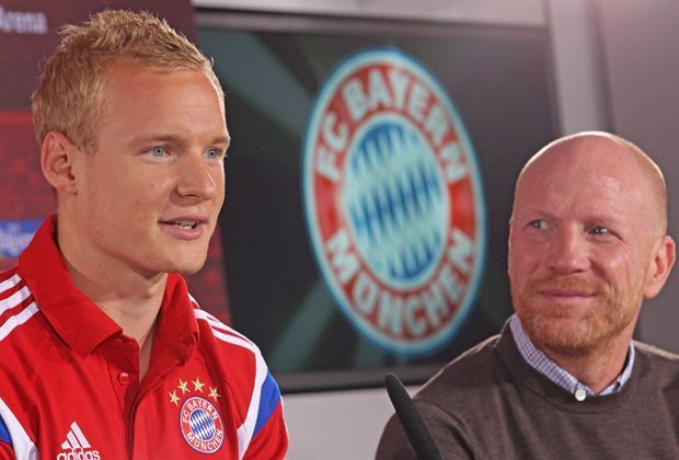 
                <strong>Die Vorstellung von Sebastian Rode</strong><br>
                Auch Sebastian Rode präsentiert sich auf der Pressekonferenz. Ansprüche stellt der 23-Jährige aber nicht: "Ich habe bei Frankfurt jahrelang im Mittelfeld gespielt, bin aber flexibel einsetzbar. Das ist mir egal, Hauptsache ich bin auf dem Platz."
              