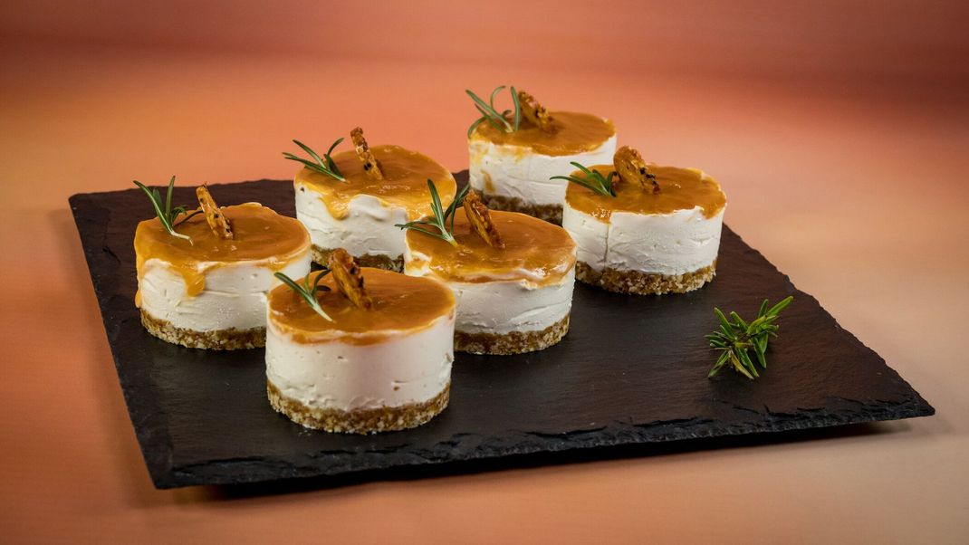 Aprikosen-Mandel-Crunchboden mit Rosmarin-Mousse, Aprikosenspiegel und Orangen-Tuile