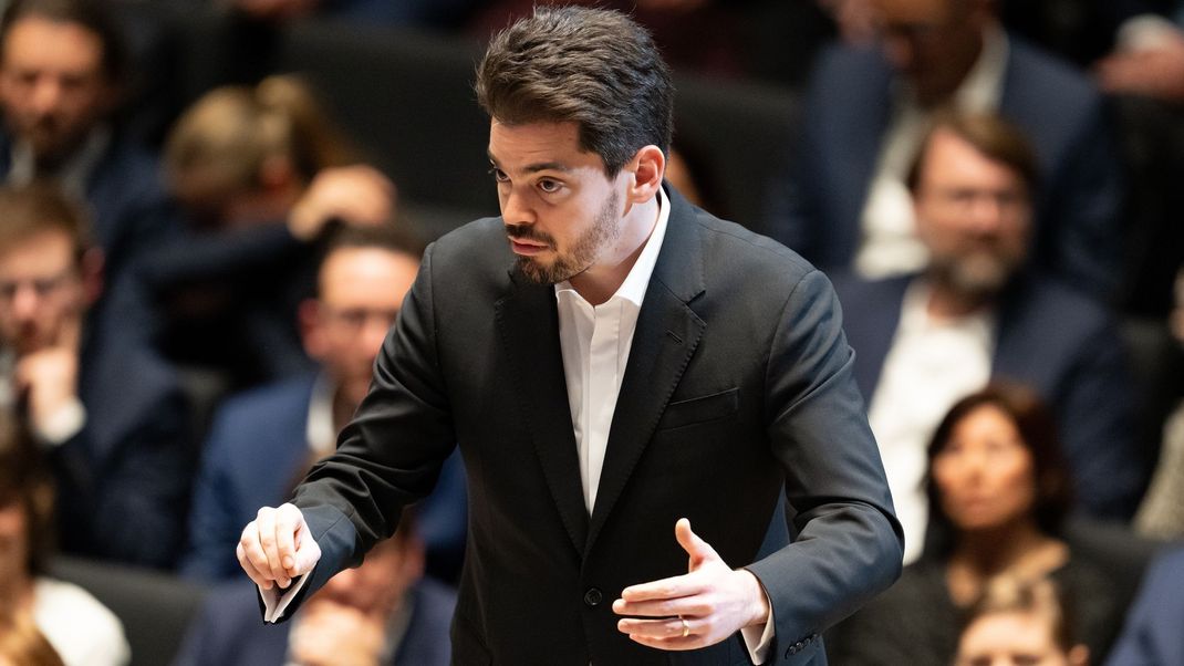 Lahav Shani (Bild) wird nach seiner Ausladung in Gent zum Symbol einer Debatte über Antisemitismus und Kultur-Boykott.