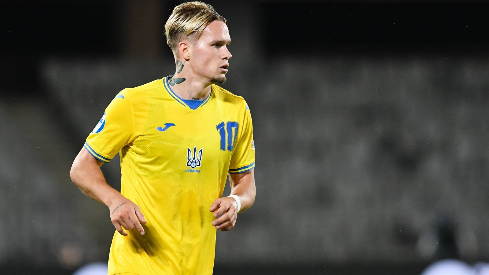 
                <strong>Mikhailo Mudryk (Ukraine)</strong><br>
                Der 100-Millionen-Euro-Mann vom FC Chelsea wurde in der Gruppenphase noch geschont, feierte im Viertelfinale sein Turnierdebüt und war direkt der überragende Akteur. "Wenn du Mitspieler hast, die auch deine Freunde sind, kannst du anders spielen. Wenn der Trainer dir sein vollstes Vertrauen schenkt, kannst du viel mehr leisten", sagte er und schickte somit durchaus einen netten Gruß nach London, wo der Linksaußen sein riesiges Potenzial noch nicht ausschöpfen konnte. Er war im Winter im Rahmen der irren Transferoffensive des Klubs an die Stamford Bridge gewechselt. Bei der EM zeigt er, warum die Blues so viel Geld für ihn bezahlt haben. In der Juniorenauswahl spielt der "ukrainische Neymar" wieder mit seinen früheren Kollegen von Schachtar Donezk zusammen, darunter Georgi Sudakow, dessen beide Tore er glänzend einleitete. Jetzt wartet Spanien. In der Vorrunde endete das Duell 2:2, aber da fehlte Schlüsselspieler Mudryk noch verletzt.
              