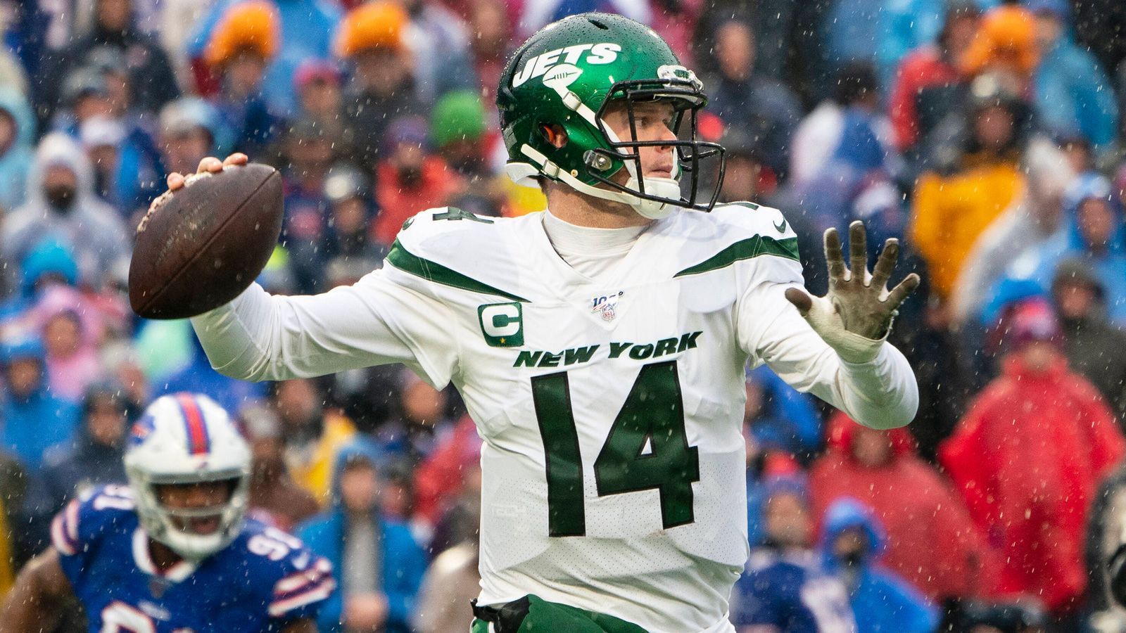 
                <strong>Sam Darnold (New York Jets)</strong><br>
                Sam Darnold geht ebenfalls in seine dritte Saison und deutete sein Talent bisher nur an. Dabei waren die Leistungen Darnolds nicht sonderlich schlecht, doch wie ein Franchise-Quarterback wirkte der einstige Nummer-3-Pick auch nicht. Darnold droht so ein ähnliches Szenario wie Mayfield, denn beendet der 23-Jährige seine dritte Saison in Folge mit einer negativen Bilanz, werden die Kritiker in New York nicht verstummen und Darnold verspielt womöglich einen neuen, hochdotierten Vertrag.
              