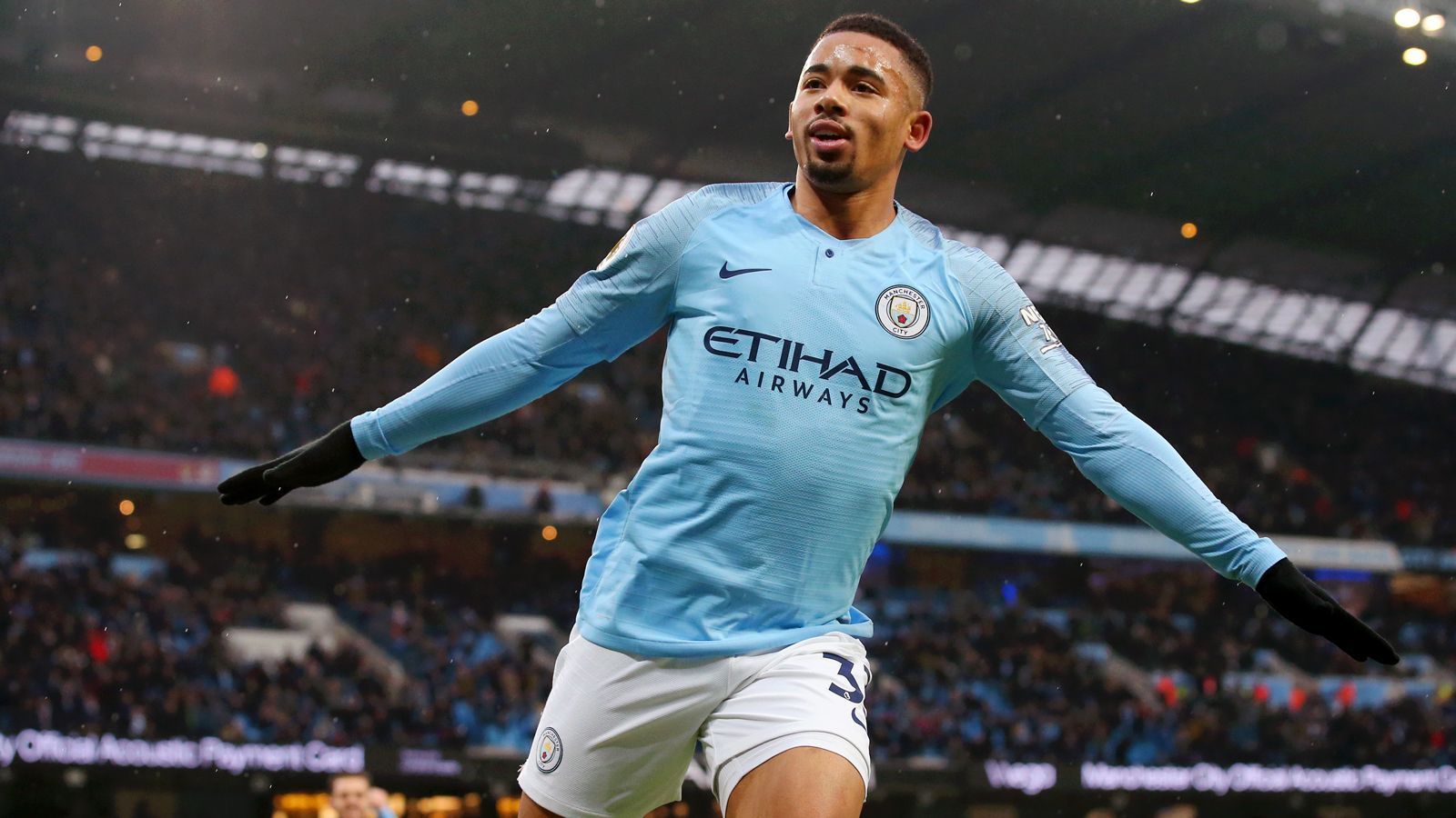 
                <strong>Gabriel Jesus (Manchester City)</strong><br>
                Ebenfalls auf Schalke nicht dabei ist Stürmer Gabriel Jesus. Der 21-jährige Brasilianer verletzte sich im FA-Cup-Spiel gegen Newport am Oberschenkel, spielte aber durch. Wie bei Teamkollege Stones handelt es sich laut Trainer Pep Guardiola um keine langfristige Verletzung, allerdings kommt das Spiel in der Königsklasse noch zu früh.
              