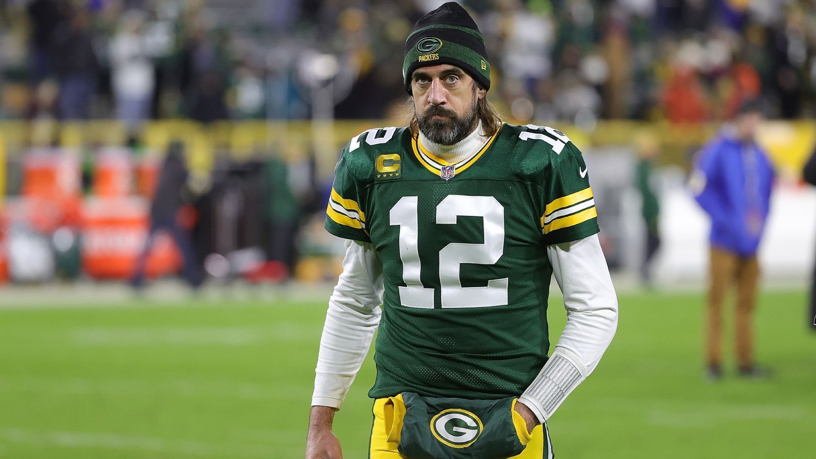 
                <strong>Aaron Rodgers (Green Bay Packers)</strong><br>
                Bei Aaron Rodgers geht es weniger um den Willen seiner Franchise, sondern vielmehr um seinen eigenen. Der "Gunslinger" kokettierte laut eigener Aussage bereits im vergangenen Sommer mit einem Rücktritt aus der NFL und machte zum Start des Training Camps keinen Hehl daraus, dass ihm die meisten Transaktionen seiner Franchise nicht gefallen haben. Die meisten Experten gehen davon aus, dass Rodgers nach der Saison seine Zelte in Green Bay abbrechen wird.
              