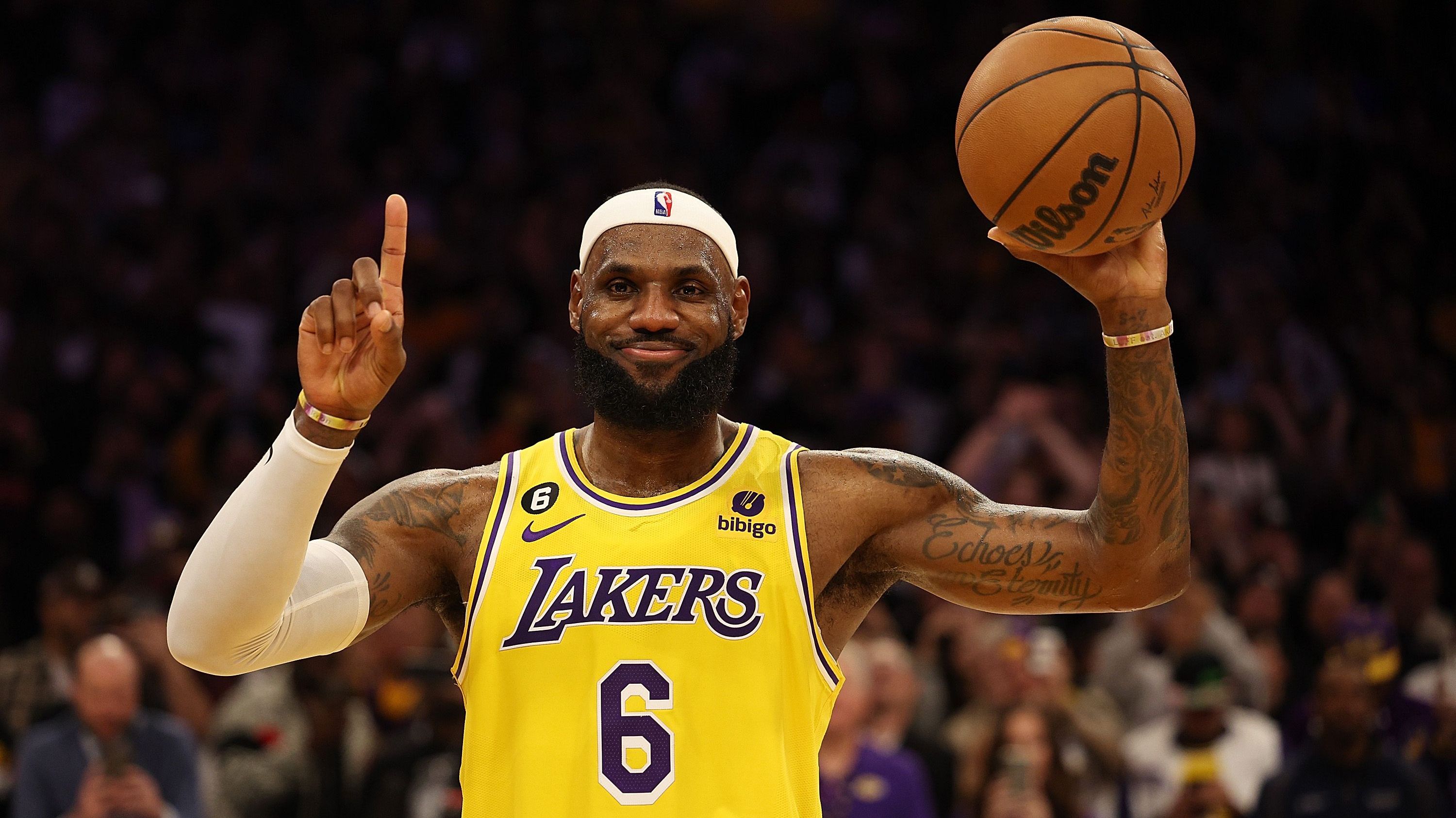 <strong>Platz 1: LeBron James</strong><br>- Punkte: 40.543 (⌀ 27,1 Punkte pro Spiel)<br>- Spiele: 1.495 und noch aktiv<br>- In der NBA von: 2003-heute<br>- Teams: Cleveland Cavaliers, Miami Heat, Los Angeles Lakers