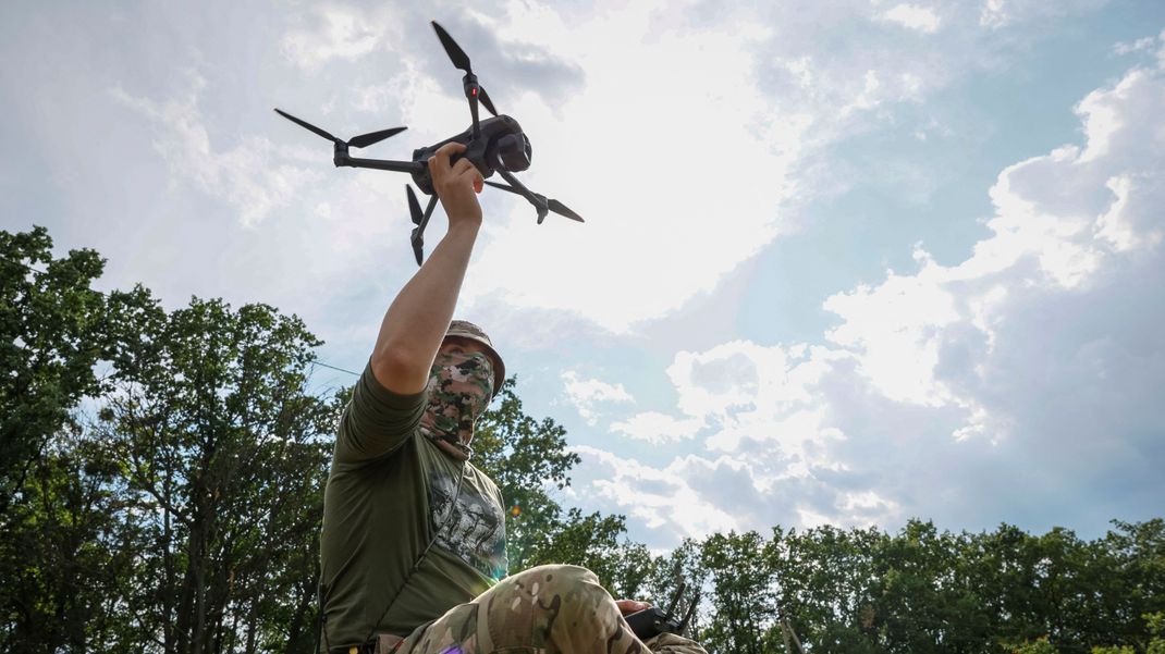 Die deutsche Fima Helsing liefert der Ukraine einem "Bild"-Bericht zufolge 4.000 hochmoderne KI-Drohnen für den Abwehrkampf gegen Russland. 