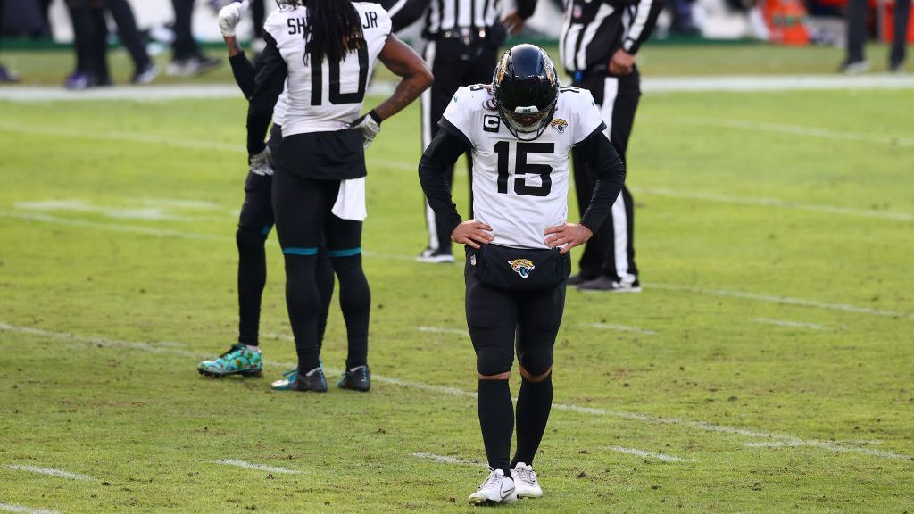 
                <strong>Jacksonville Jaguars</strong><br>
                Anstelle der Jets haben nun die Jacksonville Jaguars vor Week 16 den ersten Pick im Draft und die Franchise aus Florida wird sich Trevor Lawrence kaum entgehen lassen, wenn die Chance besteht, ihn zu holen. Gardner Minshew (im Bild), eine positive Überraschung der vergangenen Saison, war bereits in der aktuellen Spielzeit nicht unumstritten, teilweise startete Mike Glennon für Minshew. Beide überzeugten genau so wenig wie Jake Luton, der sich kurze Zeit beweisen durfte.
              