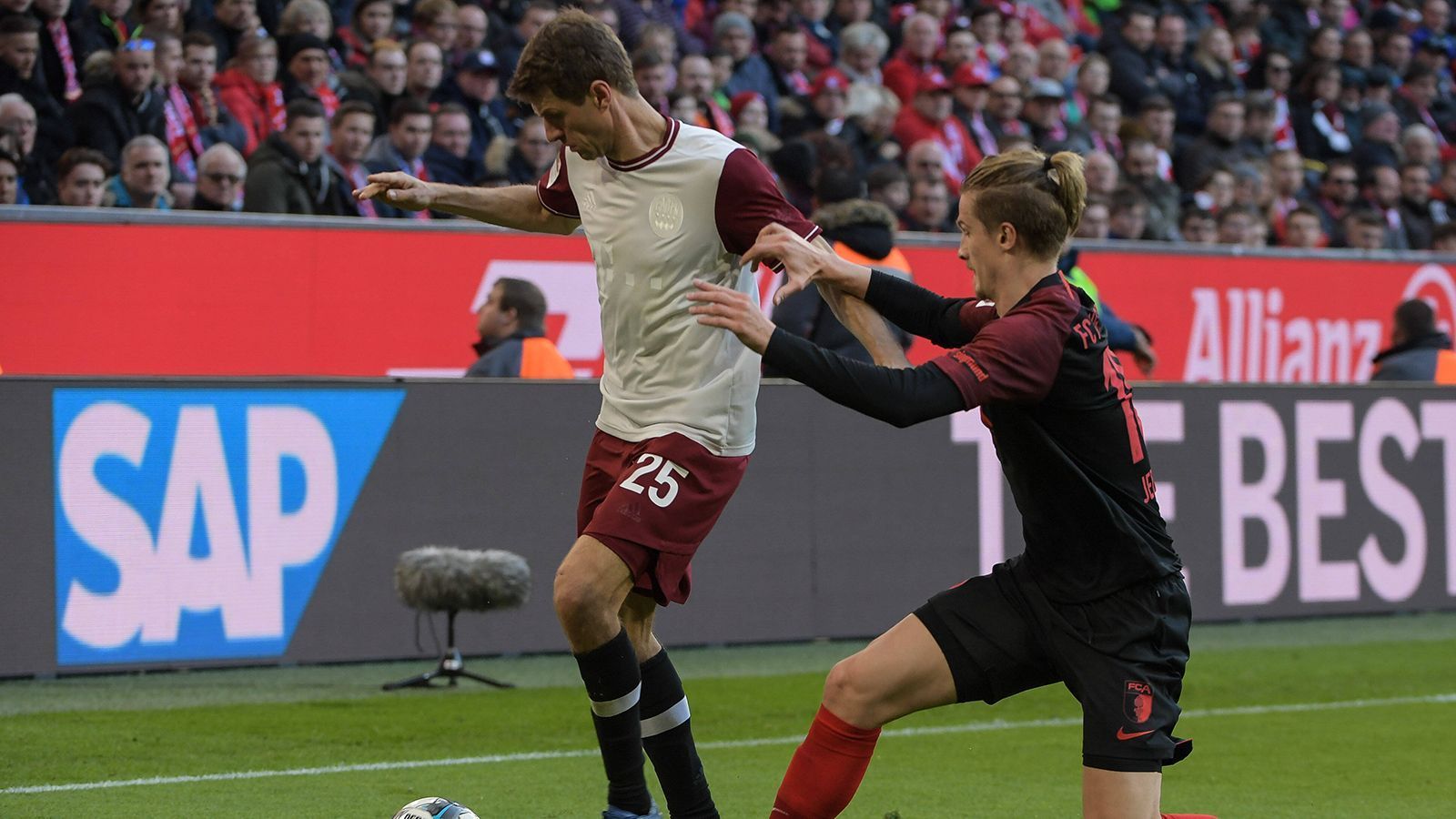 
                <strong>Thomas Müller</strong><br>
                Einer der wenigen Aktivposten, was die Bewegungsfreude angeht. Er läuft viel, kann aber auch keine Akzente setzen. Setzt den einzigen Bayern-Torschuss in der ersten Halbzeit über das Tor (45.). Macht nach dem Seitenwechsel nach Zucker-Pass Boateng in typischer Müller-Manier das 1:0. Aber bisweilen auch fahrig in seinen Aktionen. ran-Note: 3
              