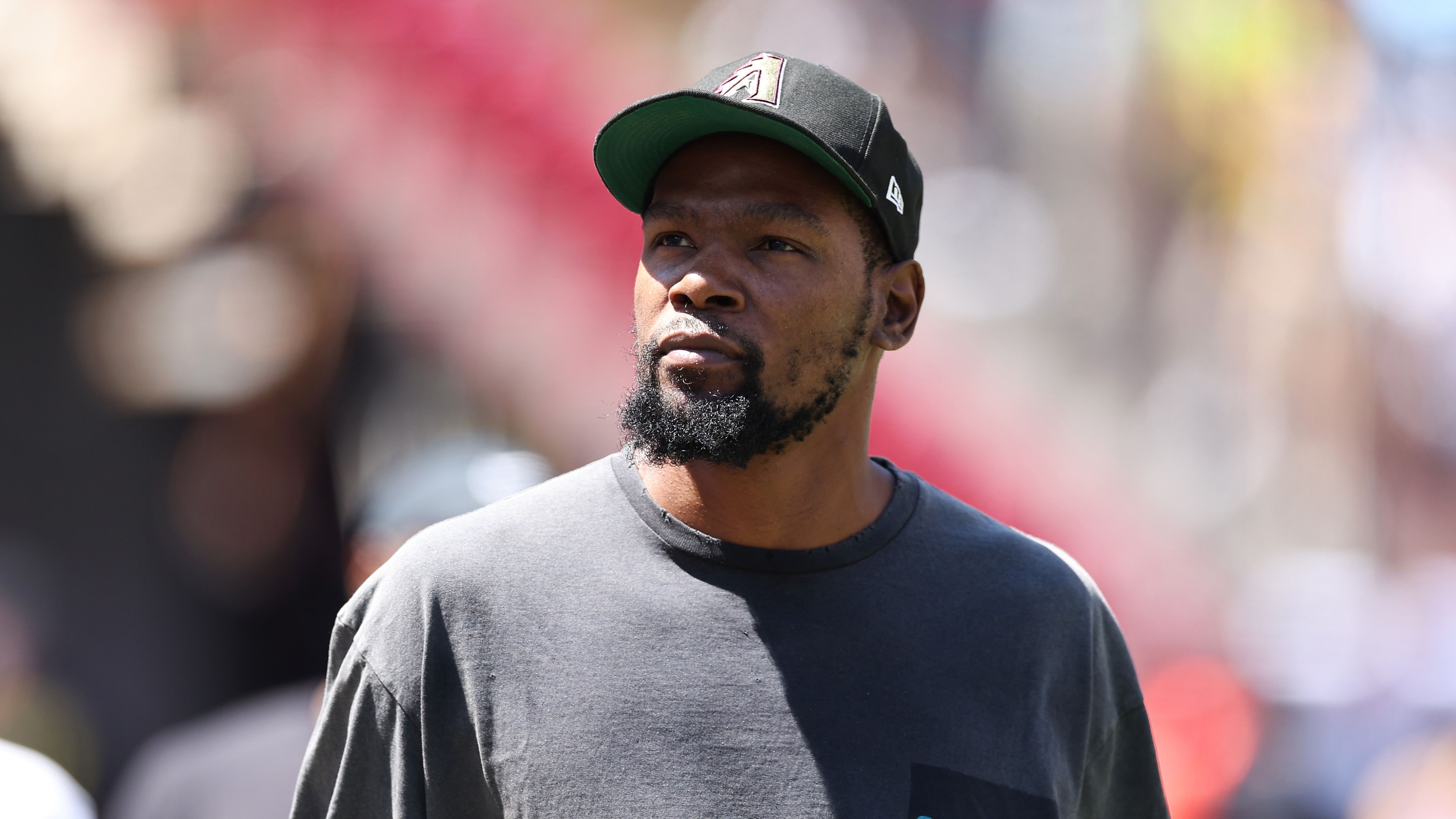 <strong>Kevin Durant (Philadelphia Union)</strong><br>NBA-Superstar Kevin Durant ist seit 2020 mit einem Anteil von fünf Prozent an MLS-Klub Philadelphia Union beteiligt. Durant hat sich außerdem eine Option gesichert, weitere fünf Prozent zu erwerben. Der Einstieg hat aber nicht nur finanzielle Gründe, Durant hat mit dem Klub gemeinnützige Projekte gestartet, um soziale Ungerechtigkeiten und Rassismus zu bekämpfen.