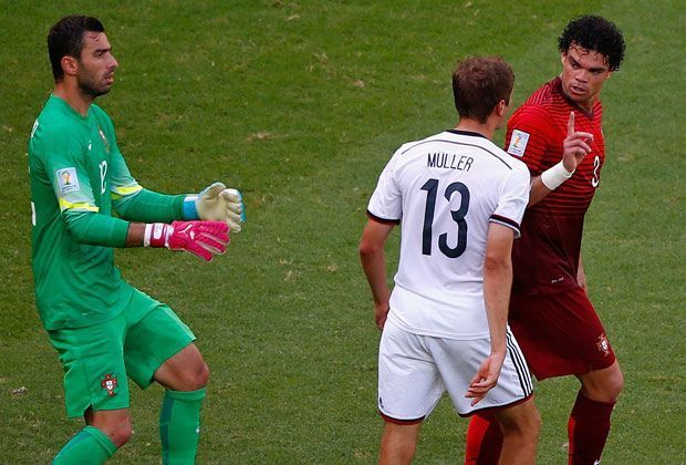 
                <strong>Thomas Müller gegen Portugal</strong><br>
                Thomas Müller und Portugal - das ist eine erfolgreiche Verbindung. Zumindest für den Weltmeister und seine Kollegen. Bei der WM erzielte der Bayern-Star gegen Portugal drei Treffer. Zudem provozierte er gegen Pepe noch eine Rote Karte des Gegenspielers.
              