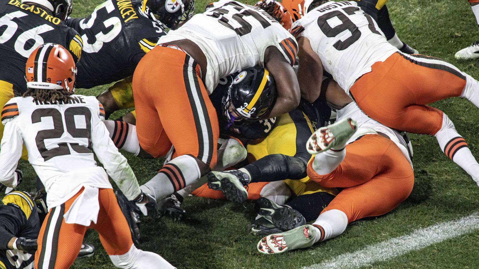
                <strong>Die größten Rivalitäten der NFL</strong><br>
                Am Sonntag treffen die Cleveland Browns auf die Pittsburgh Steelers (ab 16:55 Uhr live auf ProSieben MAXX und ran.de). Es ist eine der hitzigsten Rivalitäten der NFL. Neue Ausmaße nahm es nach dem Zwischenfall von Mason Rudolph und Myles Garrett an, als der Letzterer den Quarterback der Steelers mit dessen Helm auf den Kopf schlug. ran blickt auf diese und weitere Rivalitäten.
              