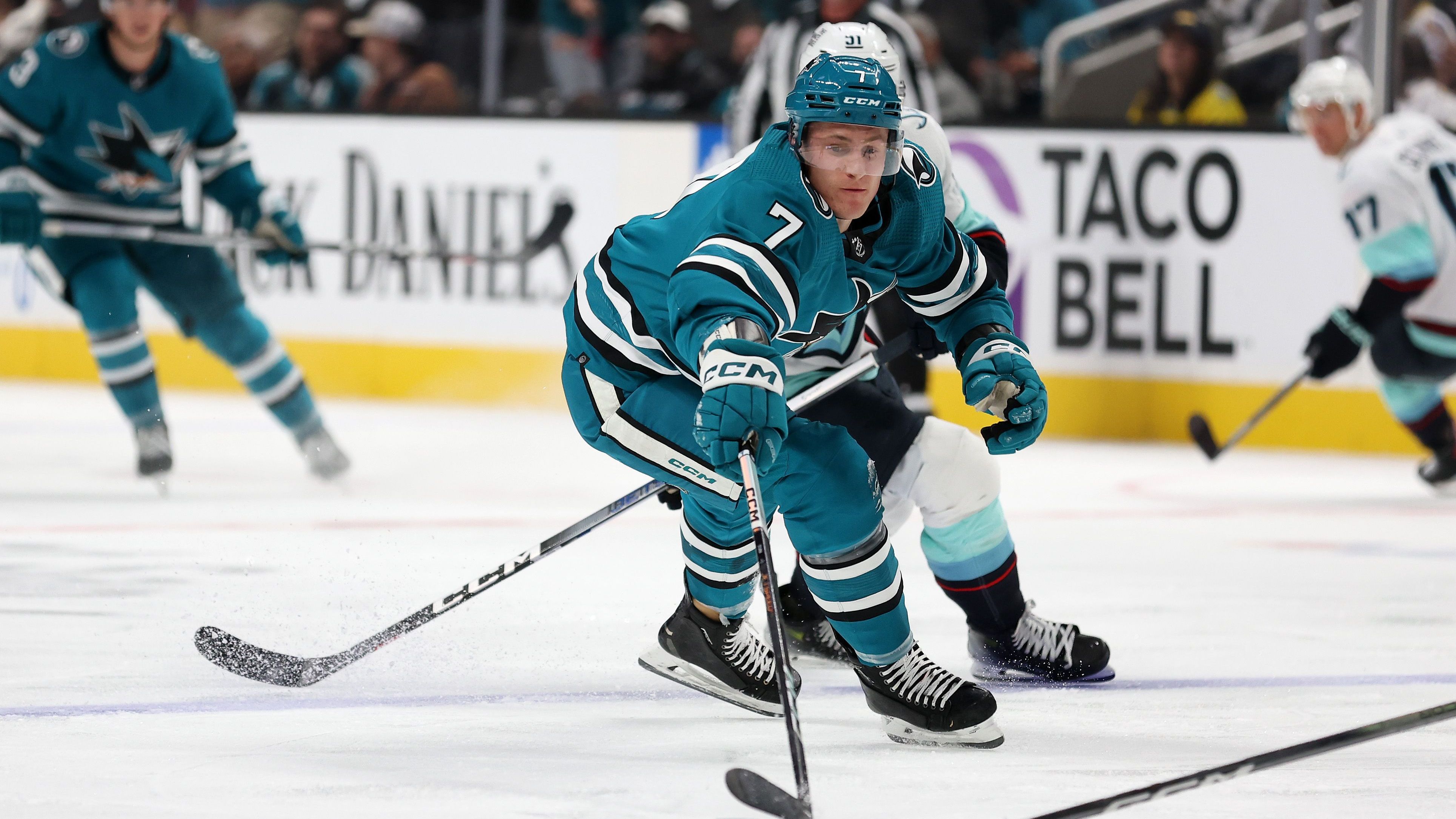 <strong>Nico Sturm (San Jose Sharks)</strong><br>Schlechter als die Blackhawks waren im Westen lediglich die San Jose Sharks mit Nico Sturm. Beide Teams zieren sogar das Tabellenende der gesamten NHL. Sturm lieferte in seiner siebten NHL-Saison bei 62 Einsätzen immerhin noch 13 Punkte (fünf Tore, acht Assists) für die Sharks.&nbsp;