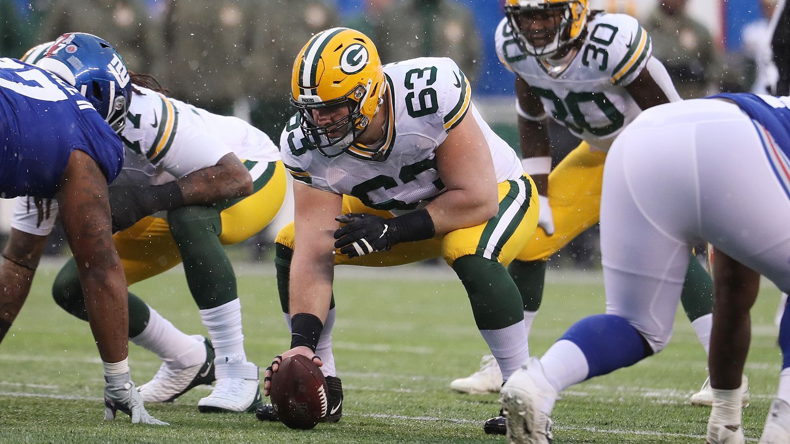 
                <strong>Center: Corey Linsley (Green Bay Packers)</strong><br>
                Corey Linsley verpasste 2020 viereinhalb Spiele verletzungsbedingt, war ansonsten aber eine Säule der Verlässlichkeit für die Green Bay Packers. Dabei gibt es sicherlich einfachere Aufgaben, als sich die zahlreichen, langen, teils abstrusen Hard Counts von Aaron Rodgers zu merken. Der 29 Jahre alte Center scheint sie aber alle zu kennen - die Packers-Offense leistete sich kaum Fehlstarts. Und war so produktiv wie schon lange nicht mehr. Auch dank Linsley.
              