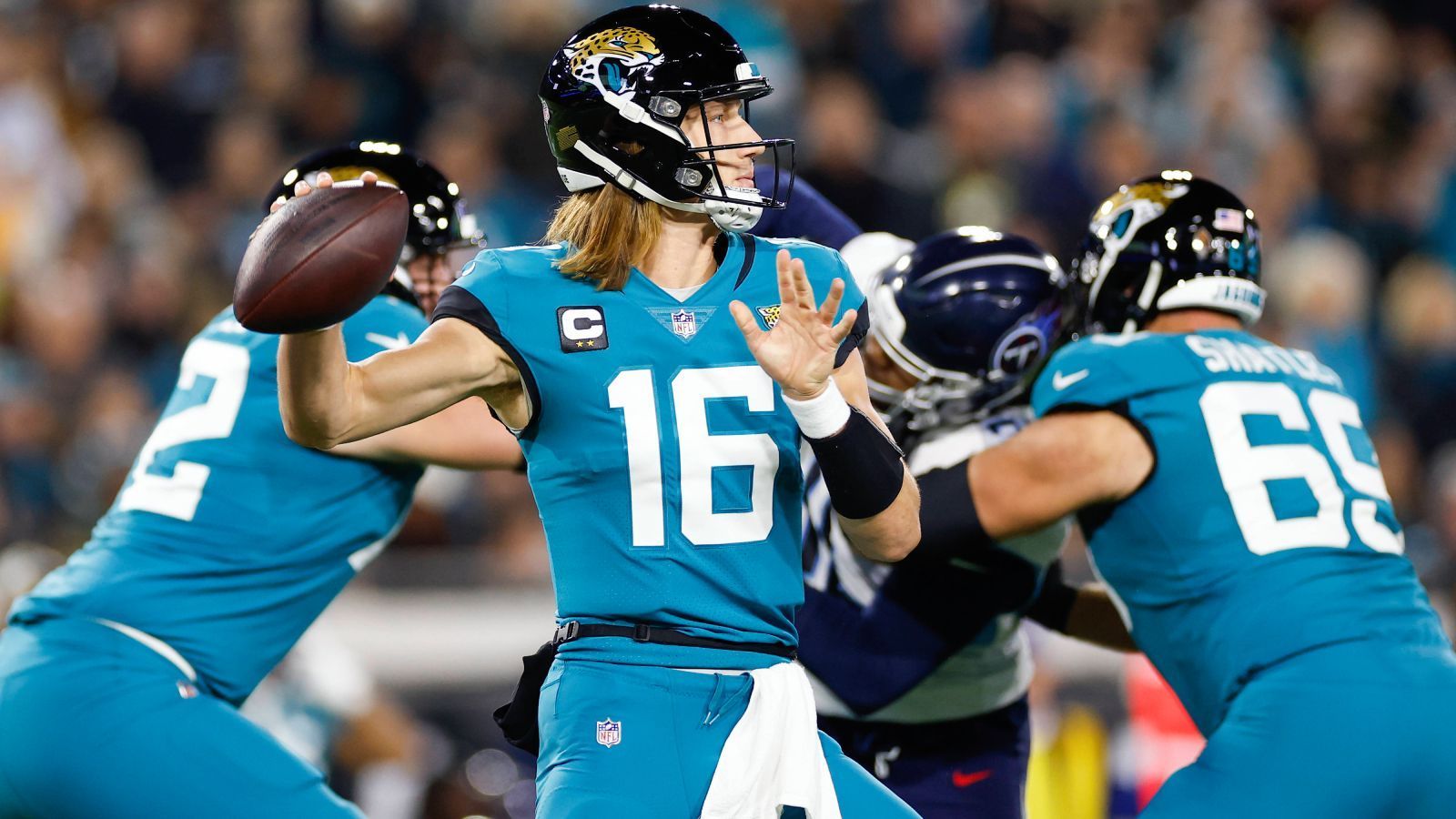 
                <strong>Platz 8: Jacksonville Jaguars</strong><br>
                Wer hätte das gedacht? 2021 waren die Jacksonville Jaguars das schwächste Team der Liga, nun stehen sie in den Playoffs – und nicht nur das. Dank des 31:30-Sieges gegen die Los Angeles Chargers ist sogar der Einzug in die Divisional Round geglückt, wenn auch auf ungewöhnliche Weise. Die Jags lagen bereits mit 0:27 zurück, Quarterback Trevor Lawrence hatte unter anderem vier Interceptions geworfen, ehe ein Kollaps der Chargers noch zum späten Glück führte. Gegen die Kansas City Chiefs (Samstag, ab 22:30 Uhr live auf ProSieben und im Livestream) dürfte im Kampf um die Teilnahme am Championship Game aber wohl kaum etwas zu holen sein.
              