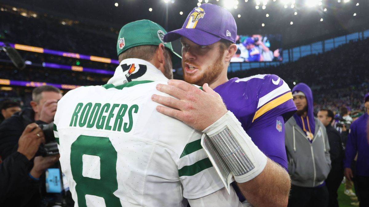 New York Jets Quarterback Aaron Rodgers (8) and Minnesota Vikings Quarterback Sam Darnold (14) hug at the end of the NFL, American Football Herren, USA London game at the Tottenham Hotspur Stadium ...