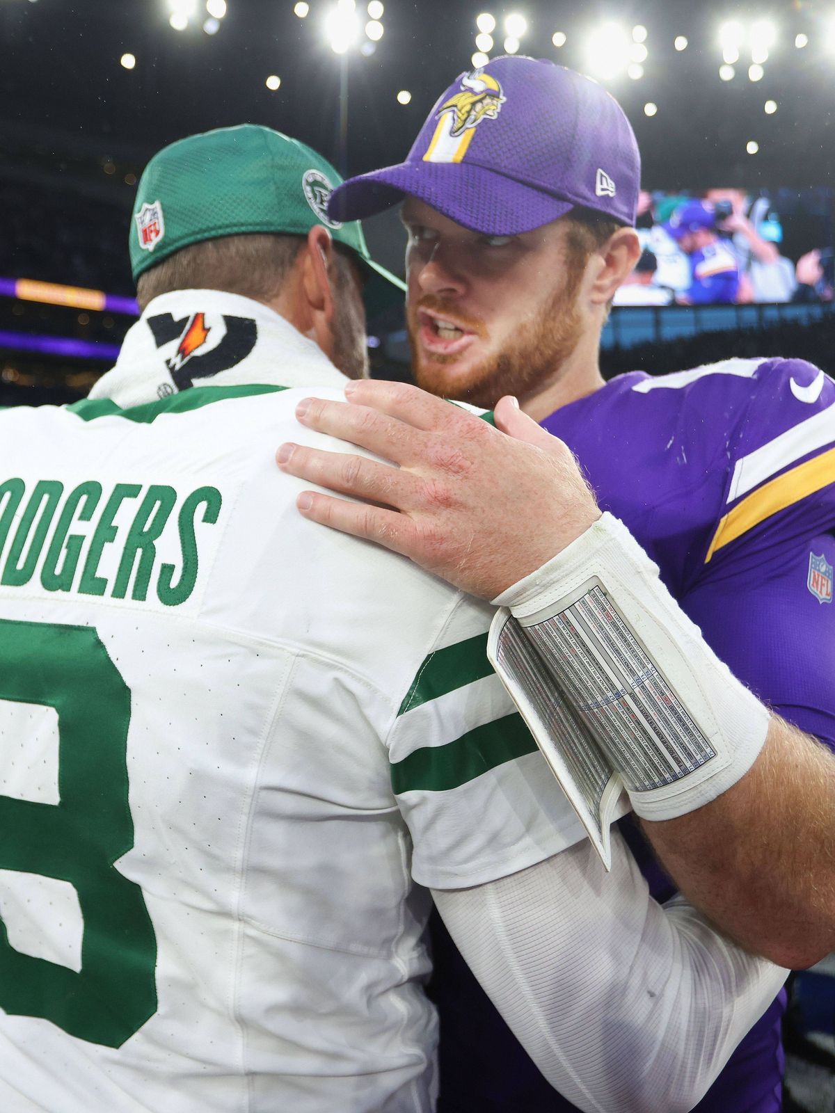 New York Jets Quarterback Aaron Rodgers (8) and Minnesota Vikings Quarterback Sam Darnold (14) hug at the end of the NFL, American Football Herren, USA London game at the Tottenham Hotspur Stadium ...