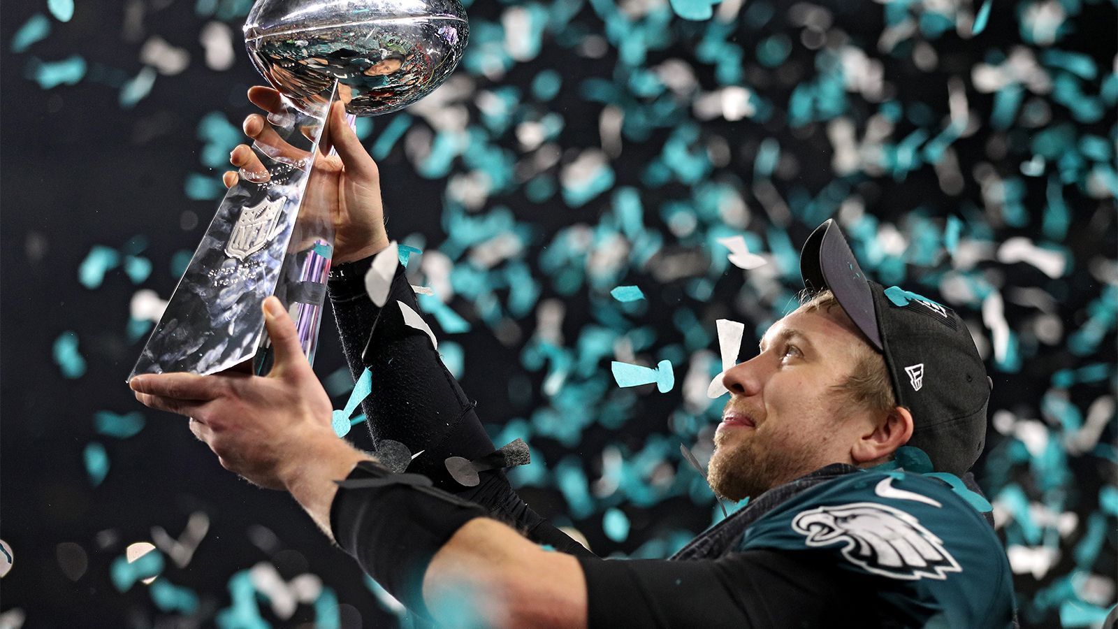 
                <strong>Nick Foles (Philadelphia Eagles, Saison 2017)</strong><br>
                Nachdem sich Quarterback Carson Wentz in Week 15 einen Kreuzbandriss zuzog, übernahm Backup Nick Foles bei den Eagles. Nach zwei Heimerfolgen in den Playoff mussten schließlich auch die New England Patriots in Super Bowl LII sich mit 33:41 geschlagen geben.
              