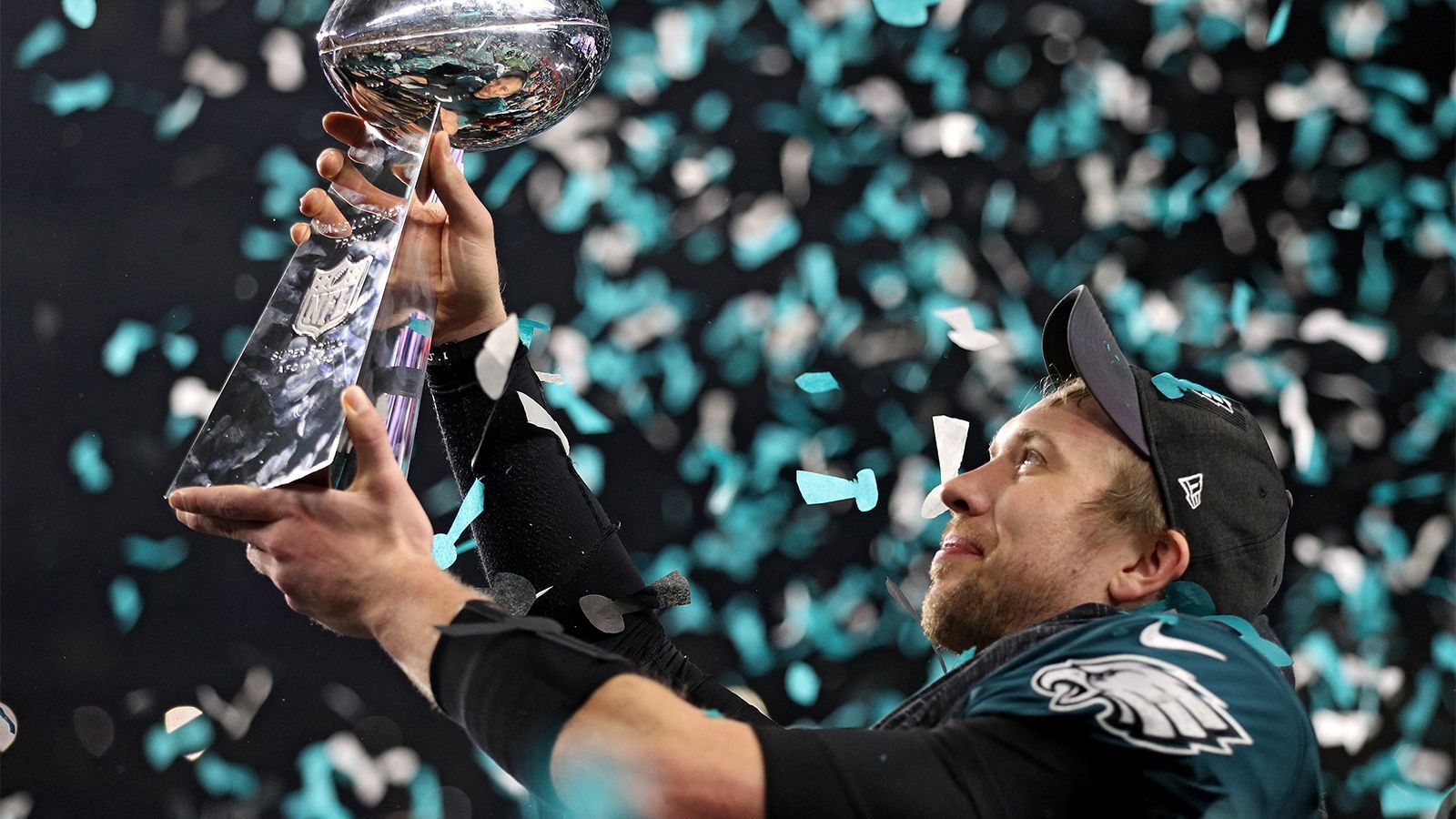 
                <strong>Nick Foles (Philadelphia Eagles, Saison 2017)</strong><br>
                Nachdem sich Quarterback Carson Wentz in Week 15 einen Kreuzbandriss zuzog, übernahm Backup Nick Foles bei den Eagles. Nach zwei Heimerfolgen in den Playoff mussten schließlich auch die New England Patriots in Super Bowl LII sich mit 33:41 geschlagen geben.
              