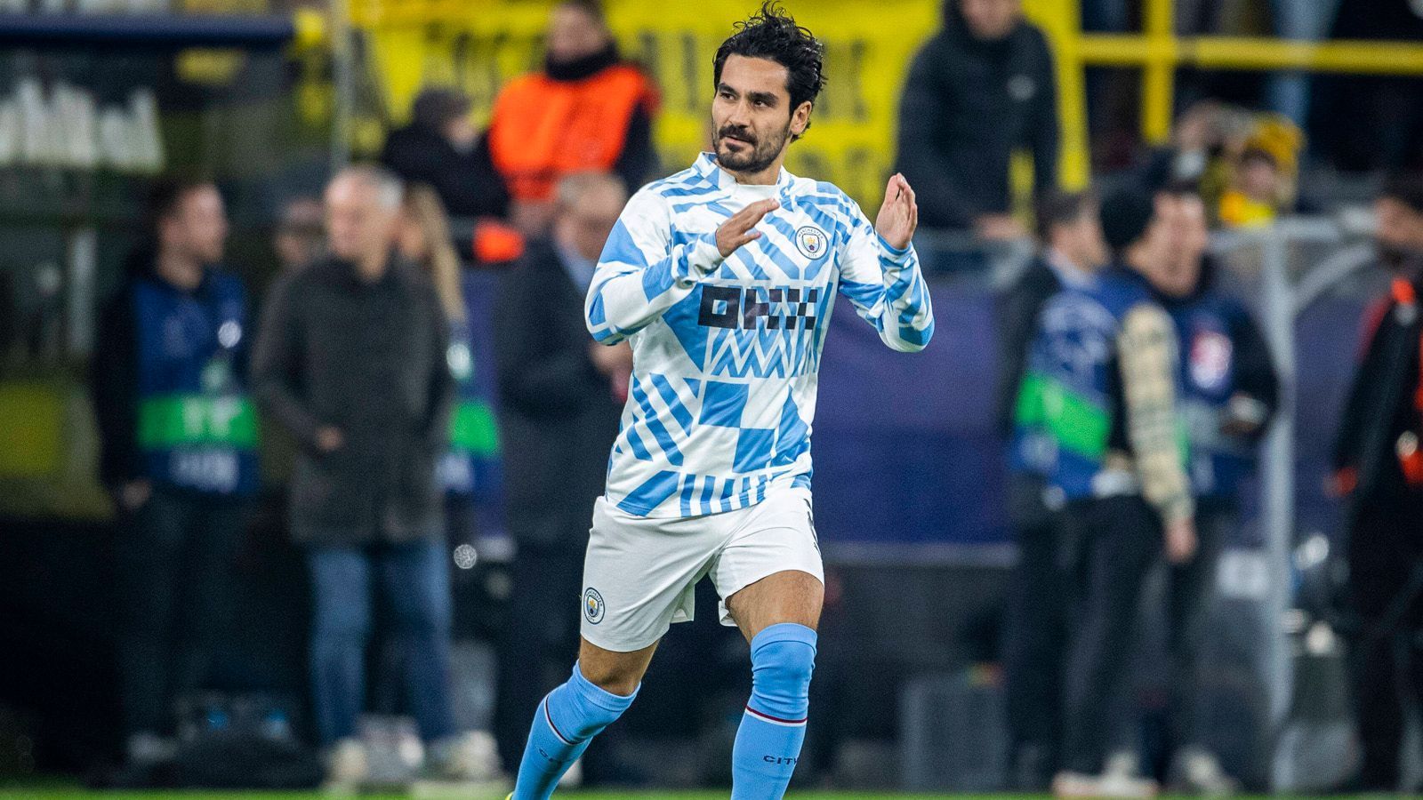 
                <strong>Ilkay Gündogan (Manchester City)</strong><br>
                Gündogan gehört als Kapitän des Star-Ensembles von Manchester City eigentlich zum Stammpersonal. Allerdings soll der Nationalspieler, dessen Vertrag im Sommer ausläuft, noch kein Verlängerungsangebot vorliegen haben. Gute News für den BVB. Gündogan wäre damit ablösefrei. Doch die Konkurrenz ist groß. Der "Mundo Deportivo" zufolge soll der FC Barcelona "ernsthaftes Interesse" haben. 
              