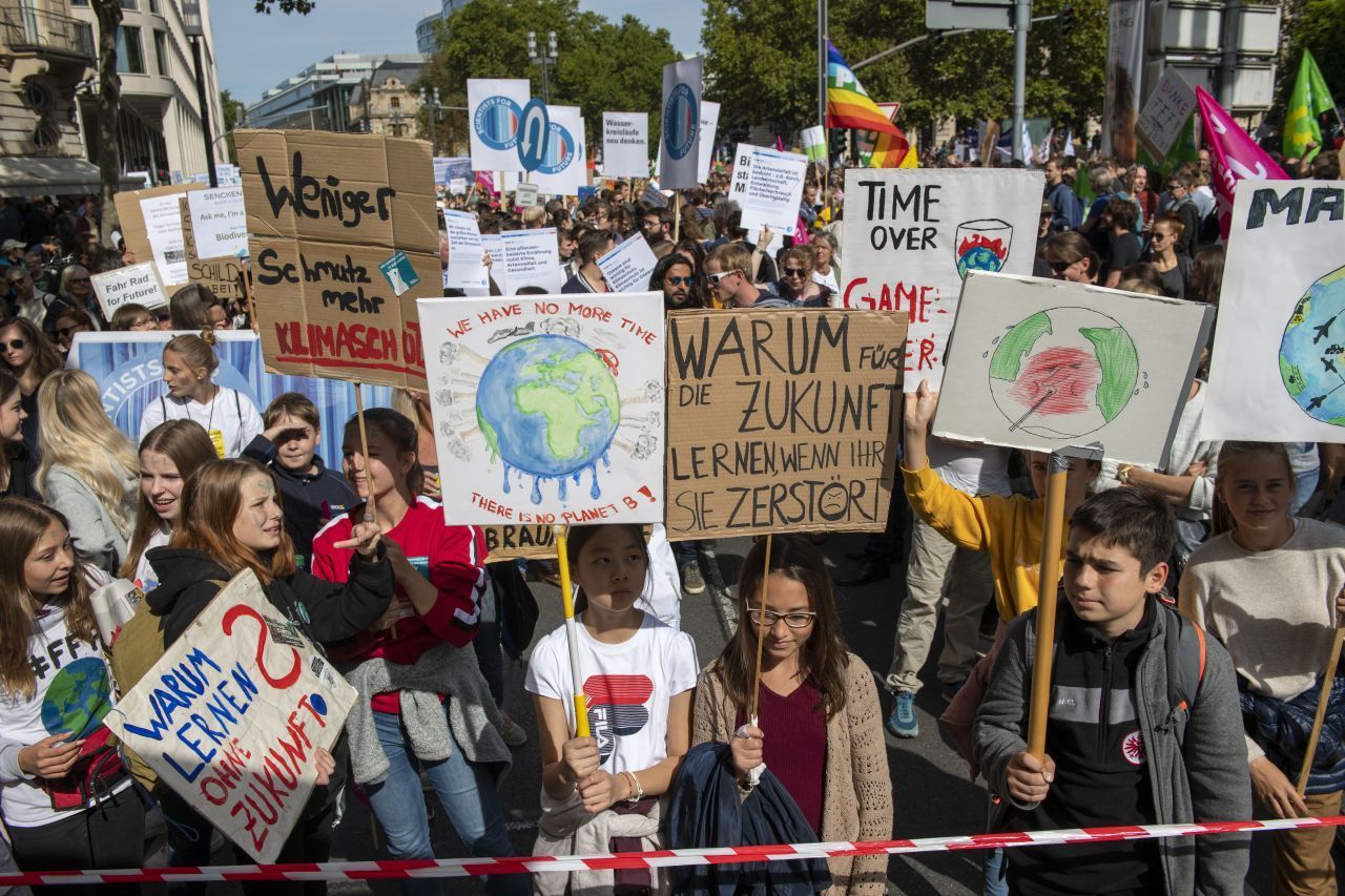 In ganz Deutschland gehen junge Menschen auf die Straße und fordern von der Politik ein schnelleres Handeln beim Klimaschutz.