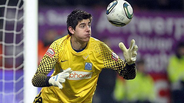 
                <strong>Thibaut Courtois</strong><br>
                Der KRC Genk brachte aber nicht nur Offensiv-Stars hervor, sondern mit Thibaut Courtois auch einen der aktuell besten Torhüter Europas. Der Schlussmann sorgte am 17. April 2009 erstmals für Aufsehen, als er mit gerade mal 16 Jahren sein Profi-Debüt feierte. Im Sommer 2011 wechselte der Keeper für rund neun Millionen Euro zum FC Chelsea.
              