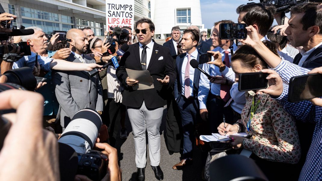 Der frühere US-Republikaner George Santos spricht vor dem Bundesgericht in Central Islip, New York, mit den Medien.