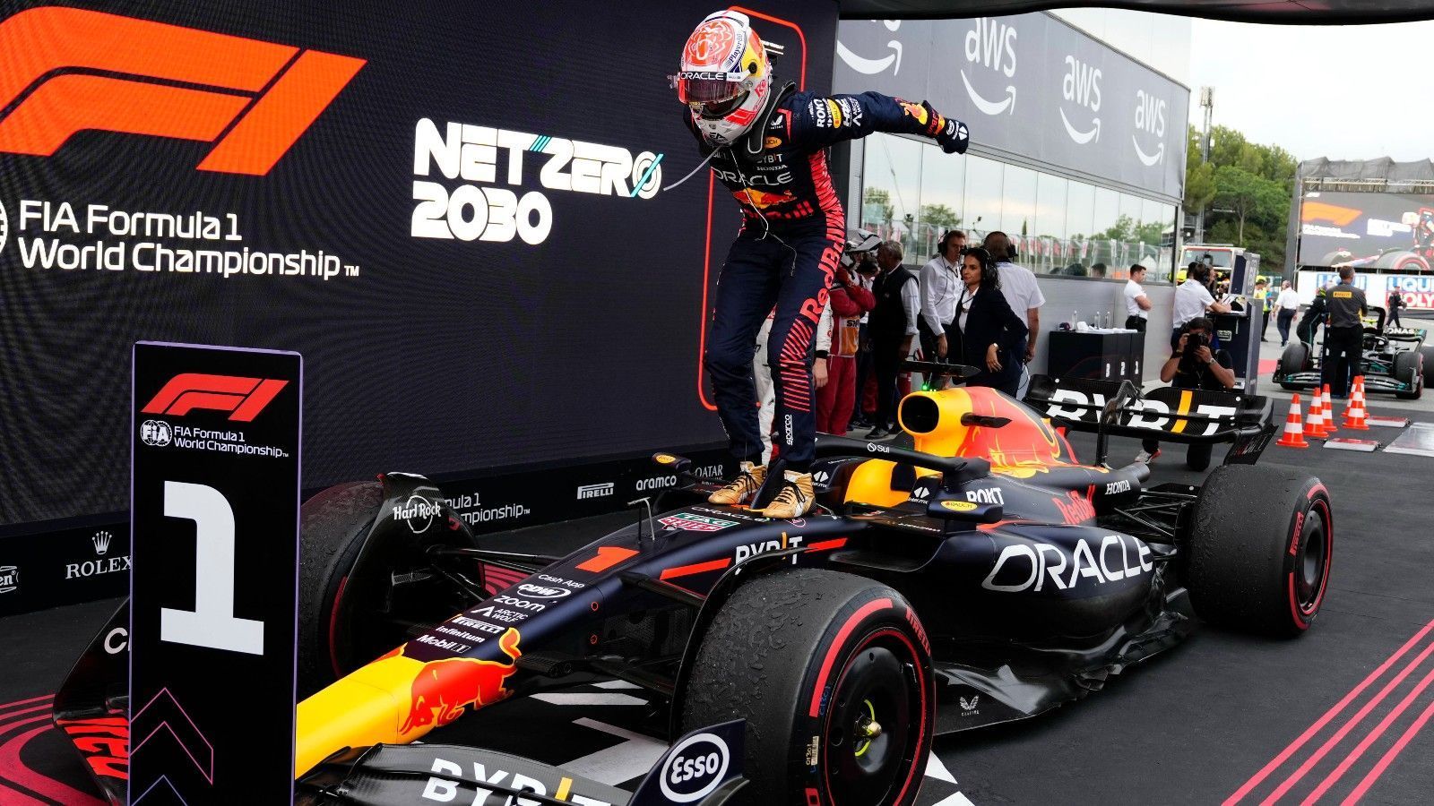 
                <strong>Gewinner: Max Verstappen</strong><br>
                Es vergeht kein Formel-1-Rennen, in dem der zweimalige Weltmeister nicht als Gewinner aufgelistet wird. Verstappen ist der Dominator der Königsklasse, scheint schon nach sieben Rennen uneinholbar vorne. Der Niederländer feierte in Barcelona seinen fünften Saisonsieg. Ungefährdet. An sein Limit gehen muss er dabei kaum, die Konkurrenz - auch im eigenen Team - kann ohnehin fast nie folgen. Den 25-Jährigen stören auch Warnflaggen wegen Tracklimit-Verstößen nicht. Im Gegenteil: Er stürmt sogar noch zur schnellsten Rennrunde - entgegen der Anweisung seines Renningenieurs. Pure Dominanz.
              