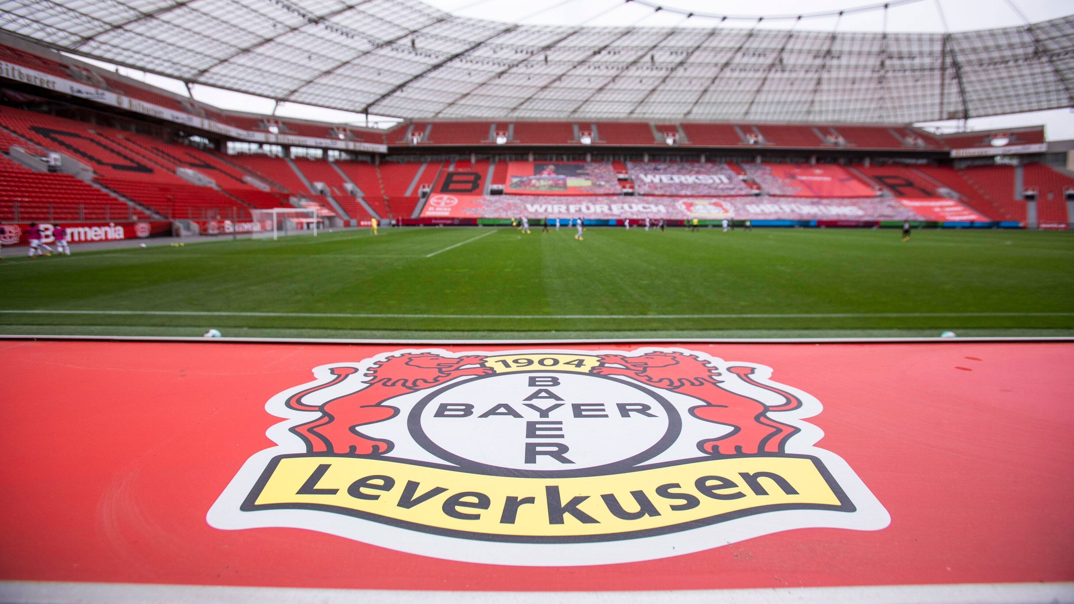 
                <strong>Platz 8 (geteilt): Bayer 04 Leverkusen</strong><br>
                Gesamtpunktzahl: 36 -Facebook: 7,5 Punkte, Instagram: 10 Punkte, Youtube: 11 Punkte, Twitter: 7,5 Punkte -Leverkusen verliert drei Plätze und 8,5 Punkte im Social-Auftritt und wäre mit Rang acht in der "normalen" Tabelle, nicht einmal in Europa vertreten. 
              