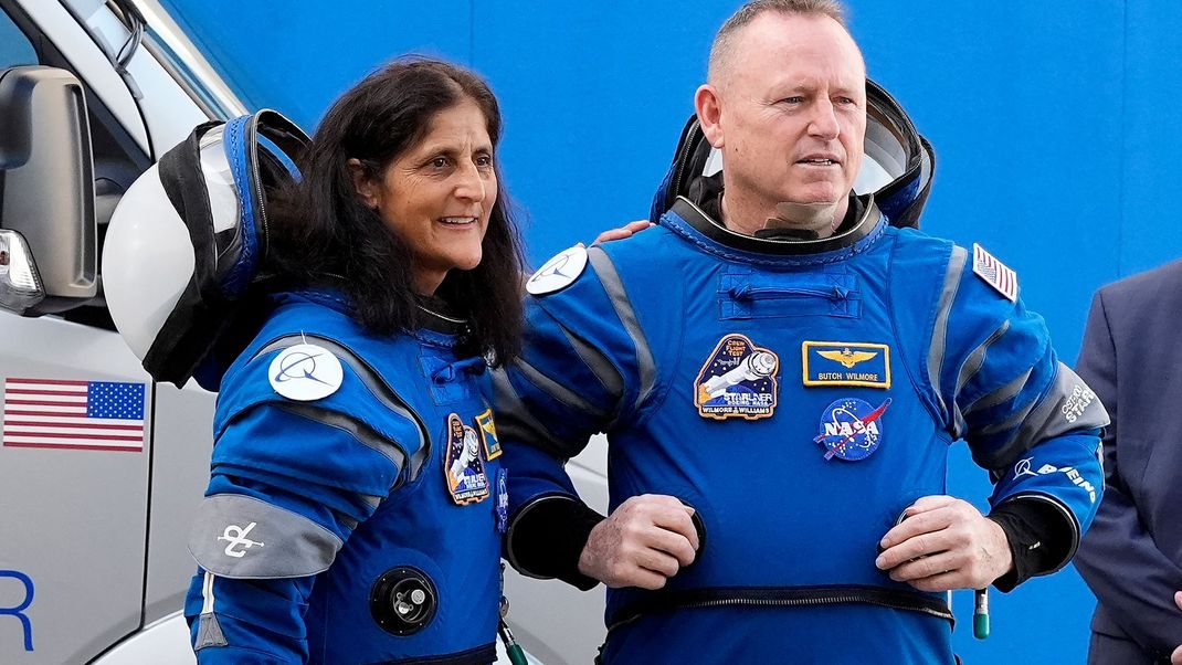 Die Astronauten Suni Williams (i.) und Barry Wilmore.