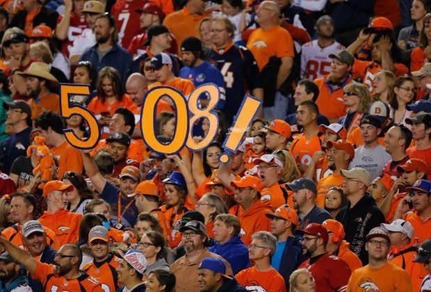 
                <strong>Denver Broncos - San Francisco 49ers 42:17</strong><br>
                Einen noch bedeutenderen Rekord stellt Peyton Manning auf. Die Zahl 508 ist der erste Meilenstein. Sie bedeutet Einstellung der Brett Favre-Bestmarke von 508 Pass-Touchdown.
              