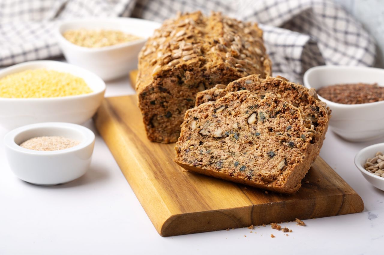 Brot luftig und nicht zu warm in einem Brotkasten aufbewahren. Diesen regelmäßig von Brotkrümeln befreien und mit Essig reinigen, um die Bildung von Schimmel vorzubeugen.