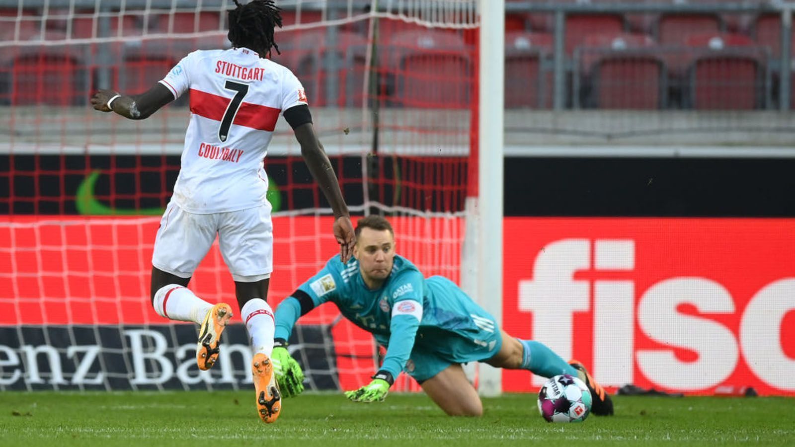 
                <strong>Manuel Neuer</strong><br>
                Mit Licht und Schatten. Kommt beim 0:1 durch Coulibaly zu spät, vertändelt auch danach erneut gegen Coulibaly. Hat Glück, dass das vermeintliche zweite Gegentor wegen einer minimalen Berühung aberkannt wird. Vereitelt in der 36. Minute jedoch eine 100-prozentige Chance der Stuttgarter. Hält in der Schlussphase den Sieg der Bayern mit einer sehenswerten Parade fest. ran-Note: 3
              