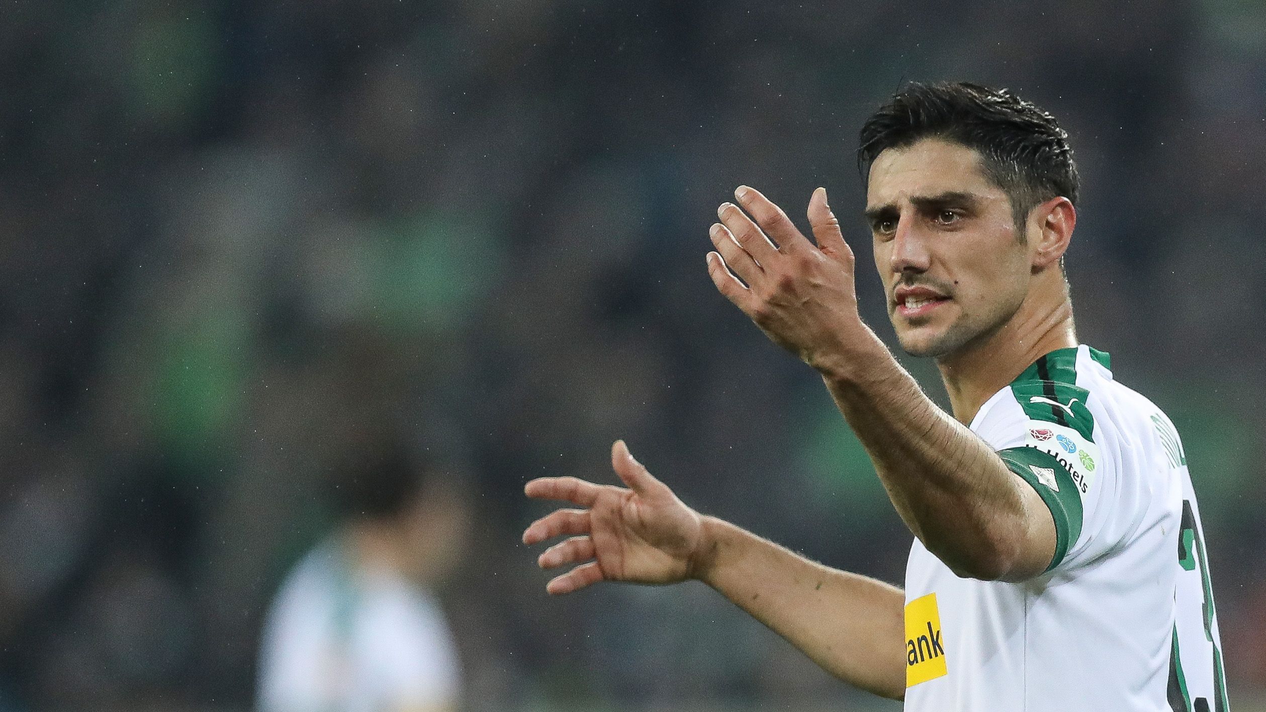 
                <strong>Lars Stindl (Borussia Mönchengladbach) </strong><br>
                Der Kapitän der Gladbacher zog sich im April beim Auswärtsspiel in Hannover einen Schienbeinbruch zu, als er mit Gegenspieler Matthias Ostrzolek in einem Zweikampf unglücklich zusammenprallte. Mit einer Rückkehr des 30-Jährigen kann Gladbachs neuer Trainer Marco Rose wohl erst Anfang November rechnen.    
              