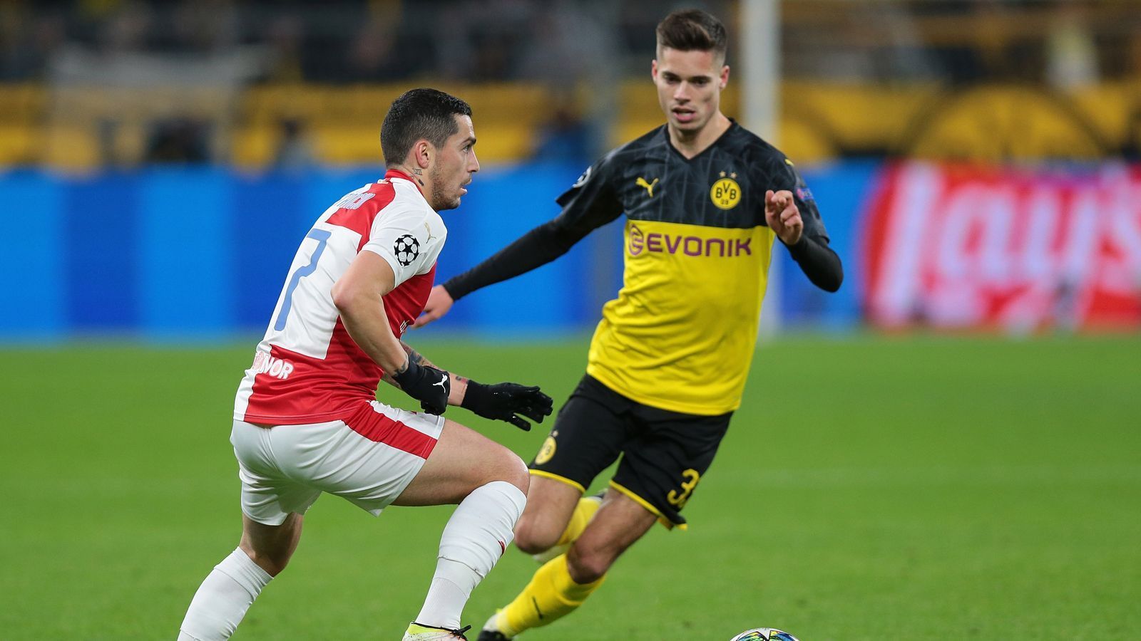 
                <strong>Julian Weigl (Borussia Dortmund)</strong><br>
                Ersetzt den verletzten Witsel als Sechser ohne groß aufzufallen. Weigl gewinnt den Großteil seiner Zweikämpfe und ist zwischen wackliger Defensive und einer starken Offensive das ideale Bindeglied. Gelb vorbelastet geht Weigl in der 77. Minute etwas zu grob in den Zweikampf und fliegt ohne Not vom Platz. ran-Note: 4
              