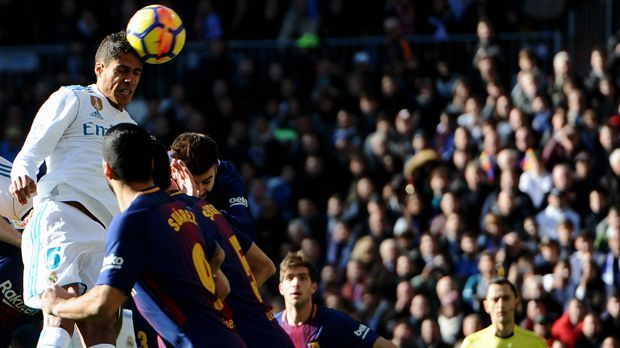
                <strong>Raphael Varane</strong><br>
                Varane stellt gleich zu Beginn seine offensive Kopfballstärke unter Beweis und verlängert eine Ecke auf Ronaldo, doch der Treffer zählt wegen Abseits nicht. Ansonsten steht der Franzose in der Abwehr weitgehend sicher, kann die beiden Gegentore aber auch nicht verhindern. ran-Note: 3
              