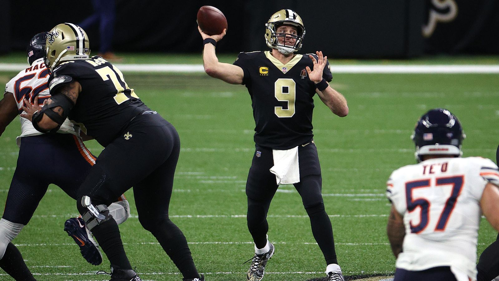 
                <strong>New Orleans Saints</strong><br>
                Die New Orleans Saints wollen auch im kommenden Jahr vorne angreifen, doch aktuell ist der Quarterback unklar. Drew Brees (Bild) denkt erneut über ein Karriereende nach, Taysom Hill konnten in seinen vier Starts nur bedingt überzeugen und Jameis Winston wird Free Agent. Die Saints würden Winston gerne behalten, doch dafür müsste er beim Gehalt Abstriche machen. Schließlich ist das Team aus Louisiana mit über 100 Millionen Dollar über dem Salary Cap. Zwar gibt es Gerüchte um Watson, doch hier stellt sich die Frage, ob sich die Saints den Vertrag des Texans-Quarterback leisten könnten.
              