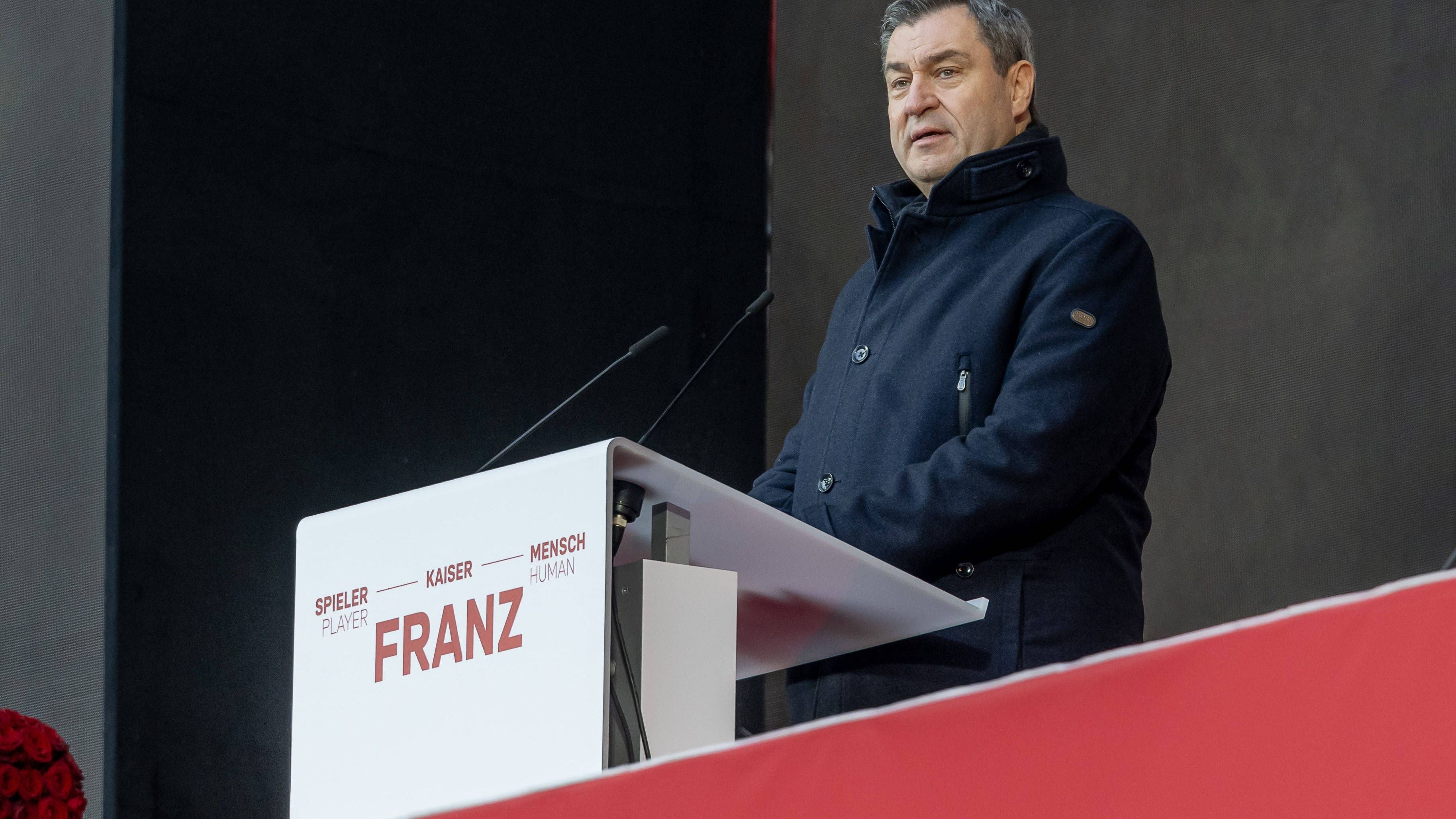 <strong>Söder würdigt</strong><br>... ehe sich auch Bayerns jetziger Ministerpräsident Markus Söder von Beckenbauer in einer Rede verabschiedet.