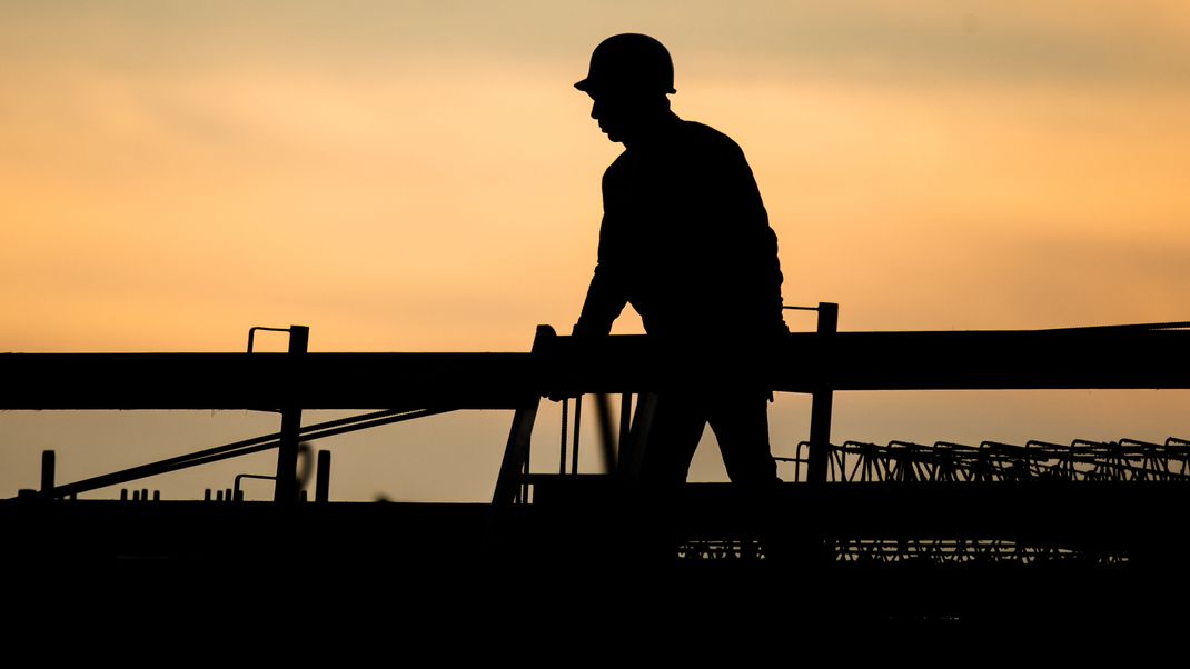 Die Silhouette eines Bauarbeiters auf einer Baustelle in Hannover