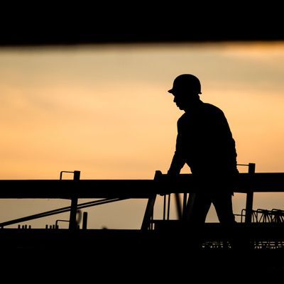 Die Silhouette eines Bauarbeiters auf einer Baustelle in Hannover