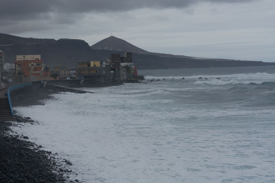 Der Regen spülte Autos auf Gran Canaria teils bis ins Meer. (Symbolbild)