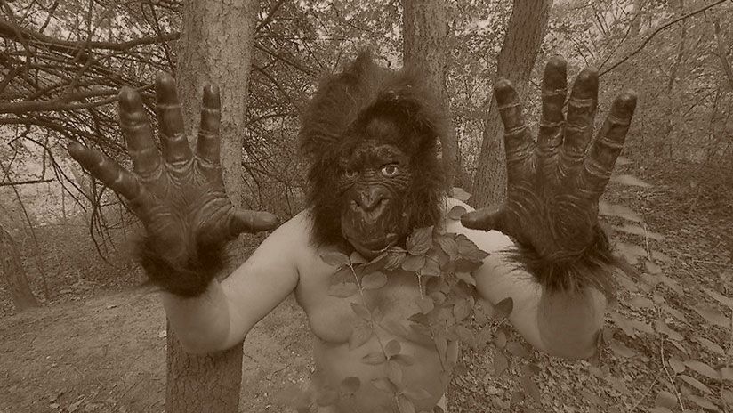 Ein Archivbild aus frühen "King Kong"-Tagen: Auch in Sepia wird der Schrecken sichtbar, den der Riesenaffe mit seiner Erscheinung hervorruft. Aber keine Sorge: Der will nur spielen...