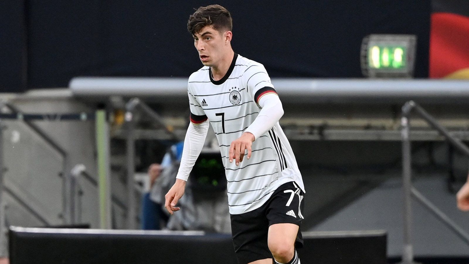 
                <strong>Verlängerung gegen die Türkei</strong><br>
                Die Türken geschockt und plötzlich haben Jogis Jungs leichtes Spiel. Kai Havertz schnürt den Doppelpack - 3:1! Havertz, wenigstens EIN Lichtblick. Derweil besiegt England die Spanier mit 2:1 - es hätte auch höher ausgehen können. Unser nächster Gegner ist bockstark, während wir eine Zusatzschicht nach der anderen abliefern. Die Angst vor der Müdigkeit macht sich breit!
              