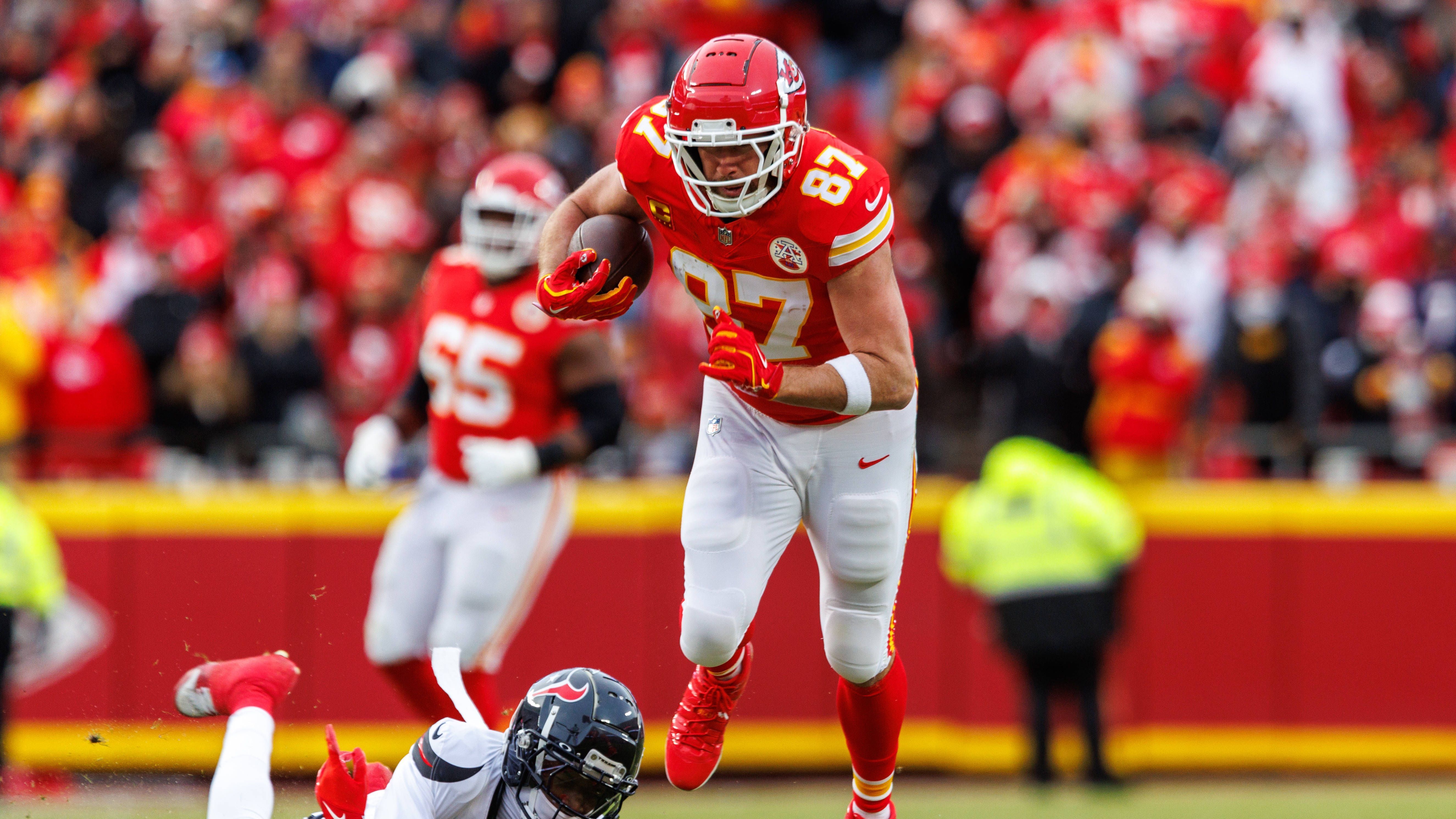 <strong>Divisional Round: Travis Kelce (Kansas City Chiefs)</strong><br>Damit ist er nun alleiniger Rekordhalter für die meisten Playoff-Spiele mit 100 oder mehr Receiving Yards. Zuvor teilte er sich das Podest mit NFL-Legende Jerry Rice. Gegen die Texans sammelte Kelce 117 Yards und einen Touchdown.