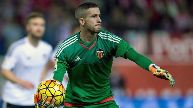 
                <strong>FC Valencia</strong><br>
                Platz 9 - FC Valencia: Beim Klub des deutschen Weltmeisters Shkodran Mustafi ist ebenfalls die Abwehr die Basis. Bei den Spanier musste in dieser Saison größtenteils der eigentlich dritte Keeper Jaume Domenech ran, weil Matthew Ryan und Diego Alves verletzt fehlte. Zusammen kassierte das Trio in 14 Spielen nur elf Gegentreffer (Schnitt: 0,78 Gegentore pro Spiel).
              