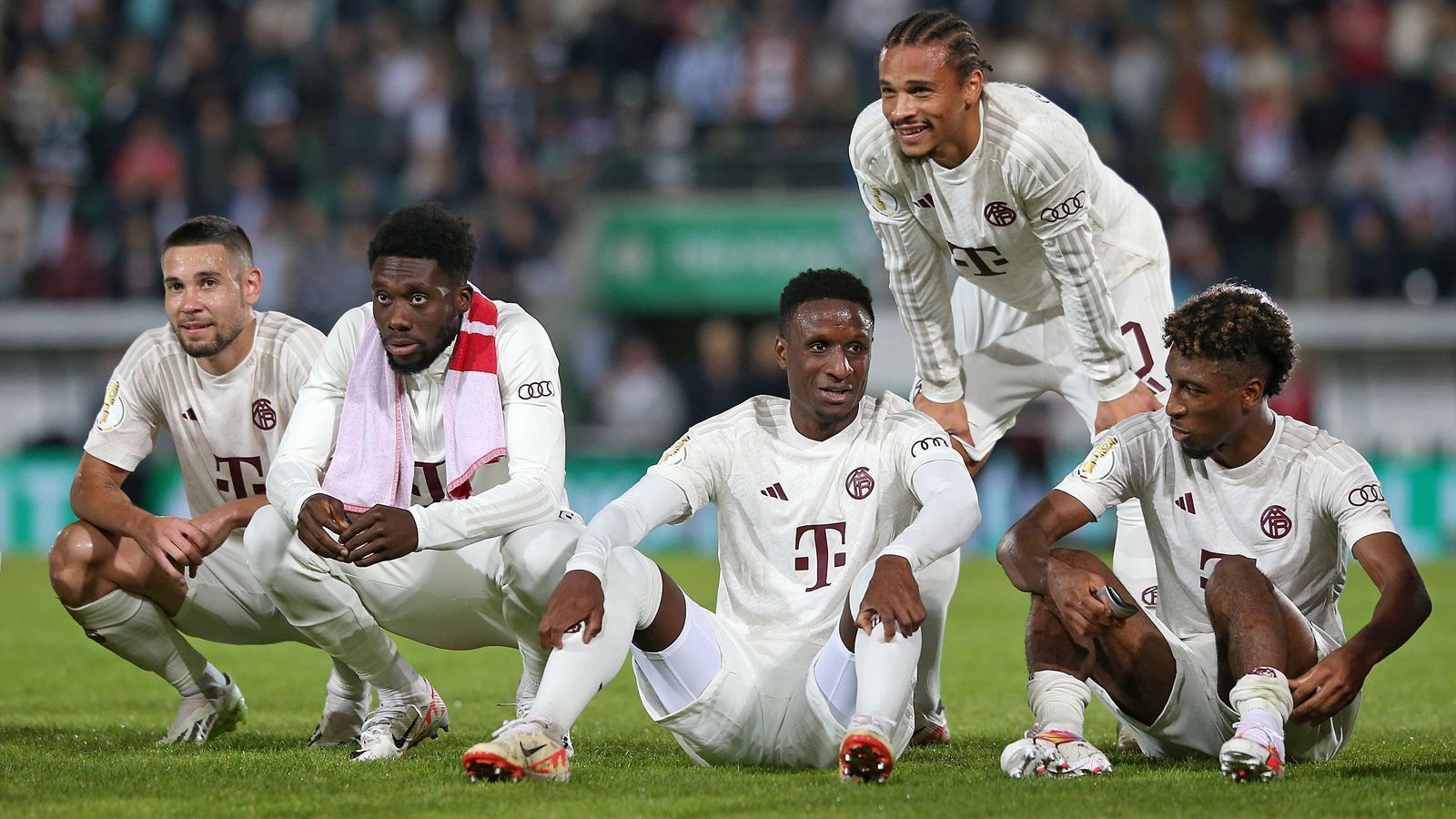 <strong>Mit diesen Legenden hätten die Bayern-Stars gerne zusammengespielt<br></strong>Die Stars des FC Bayern München haben auf den offiziellen Social-Media-Kanälen des Klubs die Frage beantwortet, mit welchen Legenden sie gerne zusammengespielt hätten. Dabei gaben die Münchner Profis teils erwartbare, teils aber auch sehr überraschende Antworten. (Quelle: fcbayern/twitter)
