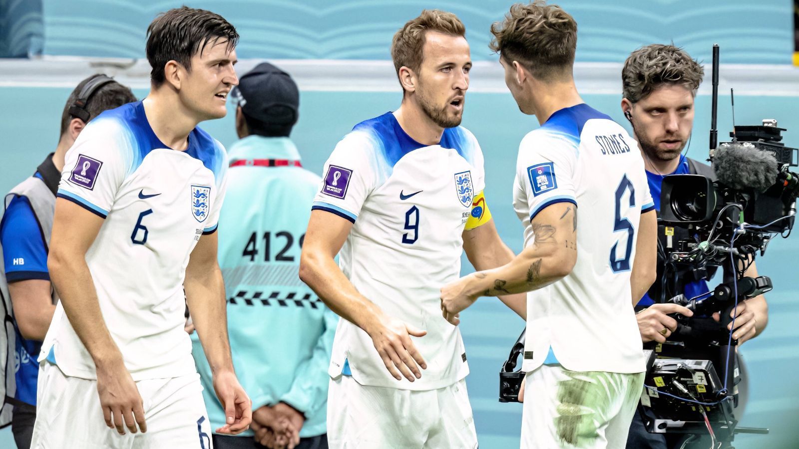 
                <strong>Platz 5: England</strong><br>
                Nachdem England die vergangene Nations League komplett in den Sand gesetzt hat und in die Liga B abgestiegen ist, zeigte sich das Team von Gareth Southgate bei der WM wieder von seiner besseren Seite. In Gruppe B besiegten sie Iran und Wales souverän, gegen die USA gab es jedoch nur ein 0:0, was trotzdem zum Gruppensieg reichte. Im Achtelfinale gewannen die "Three Lions" zwar mit 3:0 gegen den Senegal, jedoch war das Spiel deutlich enger, als es das Endergebnis vermuten lassen würde. Dennoch: England ist seit drei Spielen ohne Gegentreffer und wird dem amtierenden Weltmeister Frankreich im Viertelfinale sicher einen harten Fight bieten.
              