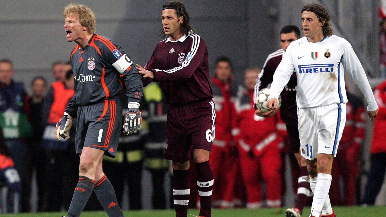 
                <strong>Gruppenphase 2006/07: FC Bayern München - Inter Mailand 1:1</strong><br>
                Das Rückspiel in der Gruppenphase 2006/07 wurde im Dezember 2006 nicht weniger emotional geführt als die Partie in Mailand. Bis wenige Sekunden vor dem Ende sahen die Bayern durch einen Treffer von Roy Makaay wie der erneute Sieger dieser Begegnung gegen Inter Mailand aus. Doch in der ersten Minute der Nachspielzeit gelang Patrick Vieira der späte Ausgleich für die "Nerazzurri". Die Vorlage zu Vieiras Treffer gab ausgerechnet Fabio Grosso, der im Hinspiel in Mailand noch wegen einer Tätlichkeit Rot sah. Letztlich schafften es damals Bayern (als Gruppensieger mit zwölf Punkten) und Inter Mailand (zehn Punkte), sich in Gruppe B durchzusetzen.
              