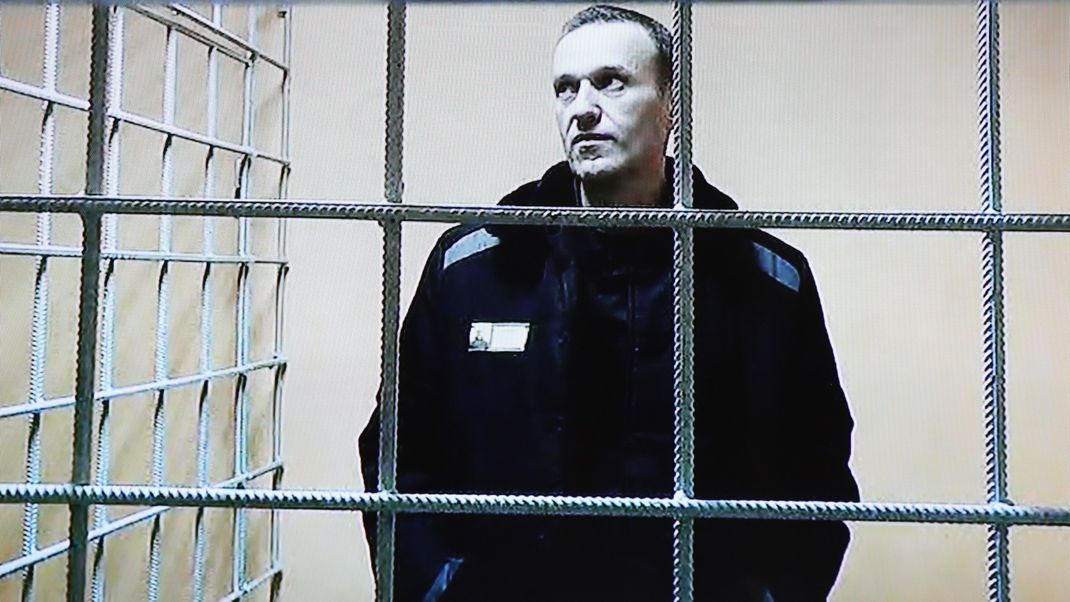 Ein russisches Gericht hat Nawalny zu einer Haftstrafe von 19 Jahren in einem Straflager verurteilt. 