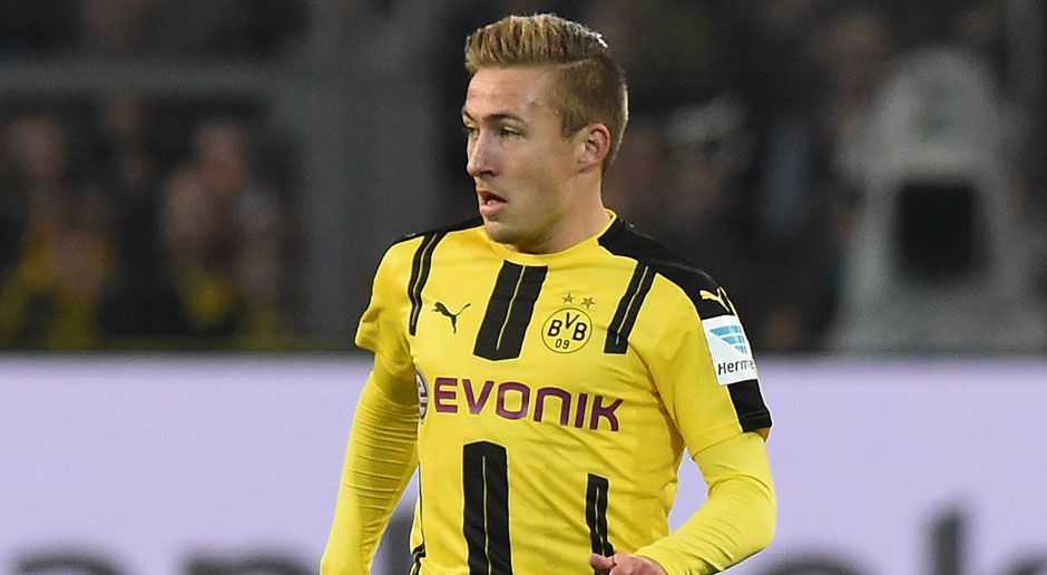 
                <strong>Felix Passlack</strong><br>
                Felix Passlack: Der Youngster hatte einige Probleme in der Rückwärtsbewegung. Über seine linke Seite kamen die Schalker immer mal wieder zu gefährlichen Aktionen. Auch nach vorne gelang dem Youngster im Zusammenspiel mit Götze oder Dembele nur wenig und er leistete sich einige Ballverluste, die den Schalkern gefährliche Konter ermöglichten. ran-Note: 4 - 
              