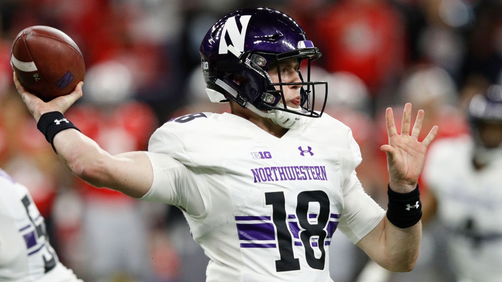 
                <strong>Clayton Thorson (Northwestern)</strong><br>
                Thorson war vier Jahre lang Starter an der Northwestern, galt an der High School als ein riesengroßes Talent, schien in der Saison 2016 auch am College seinen Durchbruch zu haben, stagniert allerdings seitdem in seiner Entwicklung. In seiner letzten Saison erreichte er eine Wurf-Quote von 61,1 Prozent. Seine 17 Touchdown-Pässen stehen 15 Interceptions gegenüber. Der 1,93 Meter große Passgeber taugt in der NFL sicherlich zu einem ordentlichen Backup – viel mehr möglicherweise aber nicht.   
              