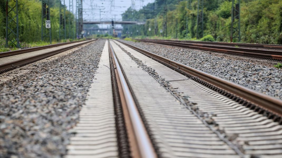 Brandanschlag auf wichtige Bahnstrecke